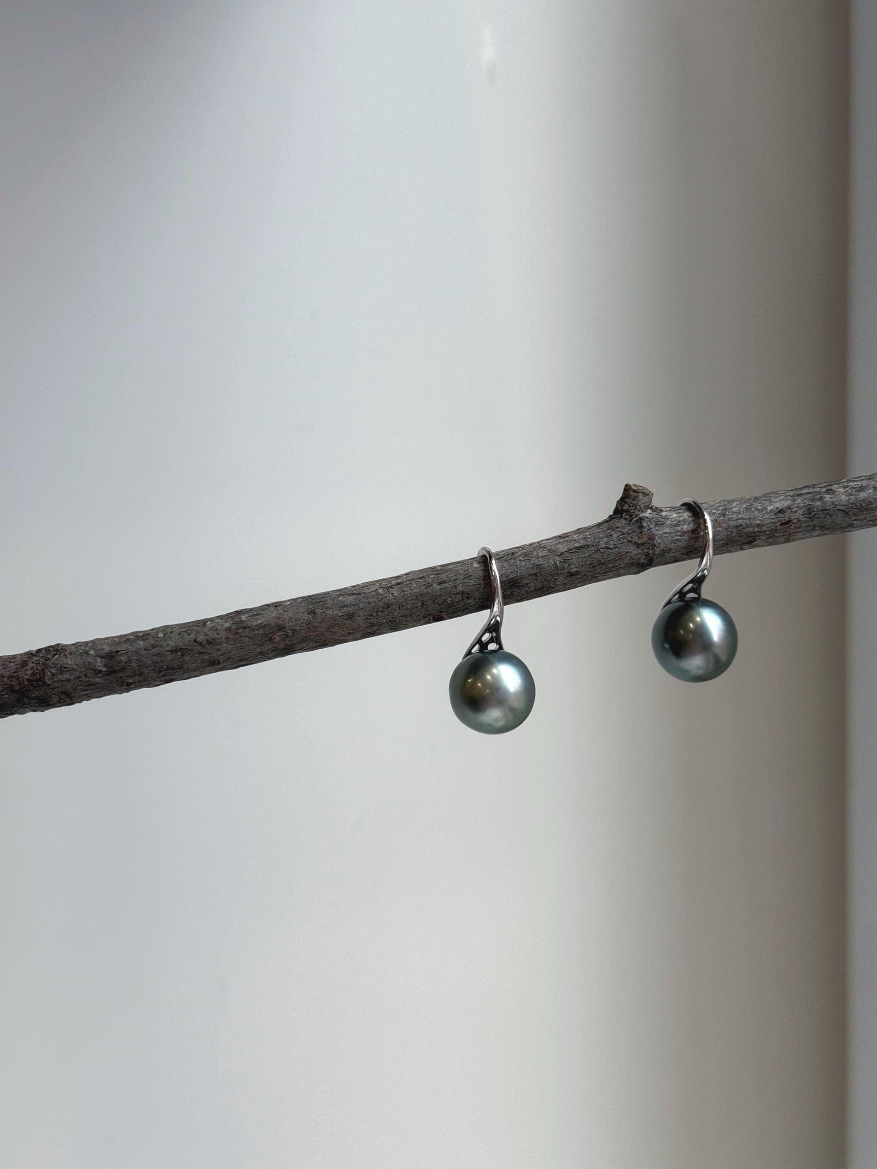Elly’s 10mm Tahitian Platinum ocean Pearls High heel Earrings Hooks: Extreme luster Mirrored, 2.1cm high, S925 silver earrings hooks. gift for her daily office earrings