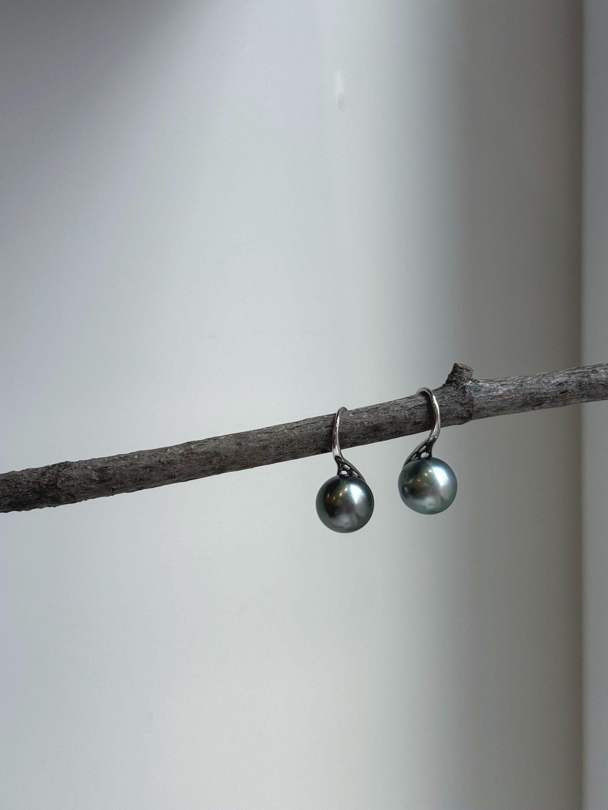 Elly’s 10mm Tahitian Platinum ocean Pearls High heel Earrings Hooks: Extreme luster Mirrored, 2.1cm high, S925 silver earrings hooks. gift for her daily office earrings