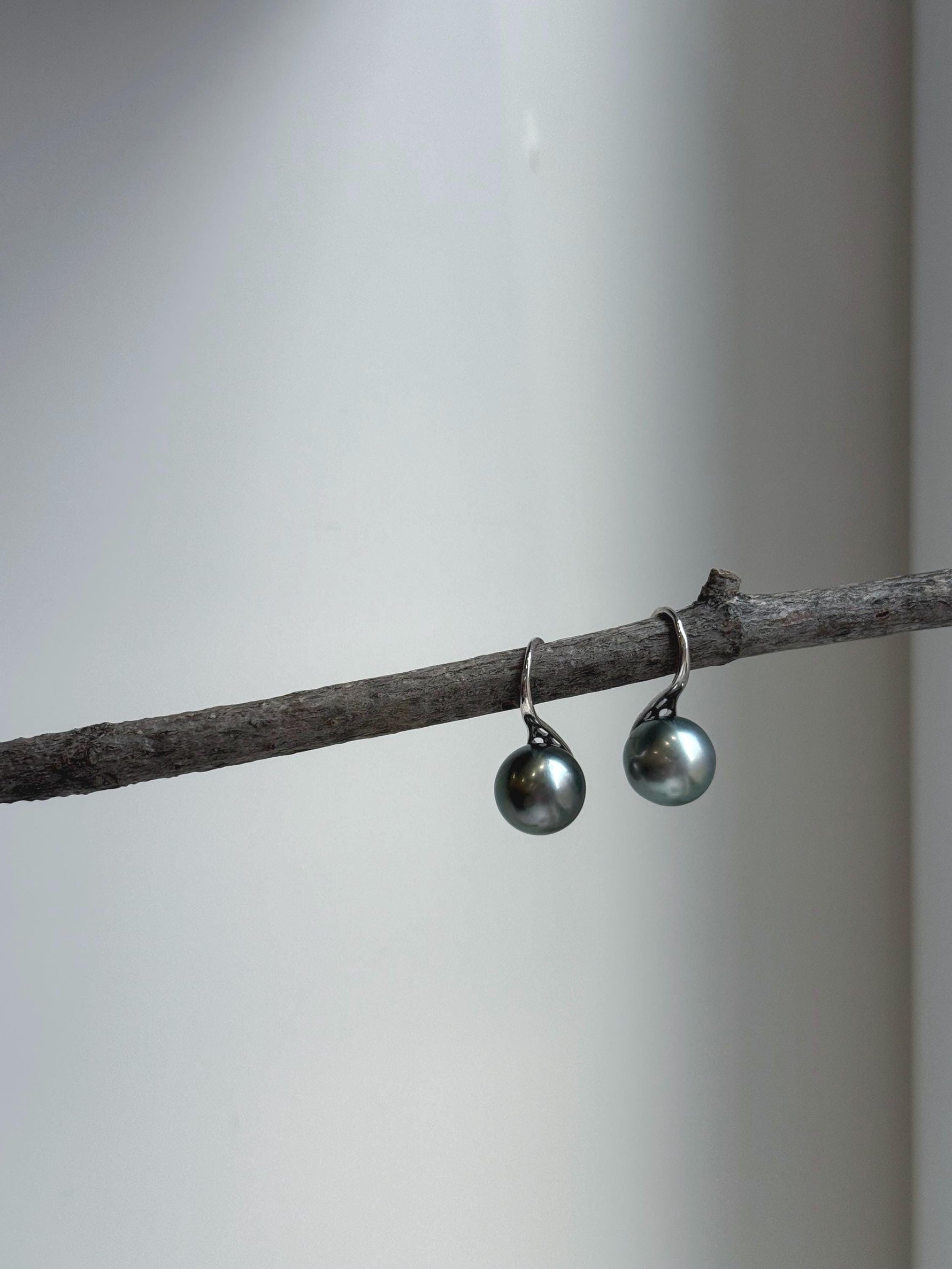 Elly’s 10mm Tahitian Platinum ocean Pearls High heel Earrings Hooks: Extreme luster Mirrored, 2.1cm high, S925 silver earrings hooks. gift for her daily office earrings
