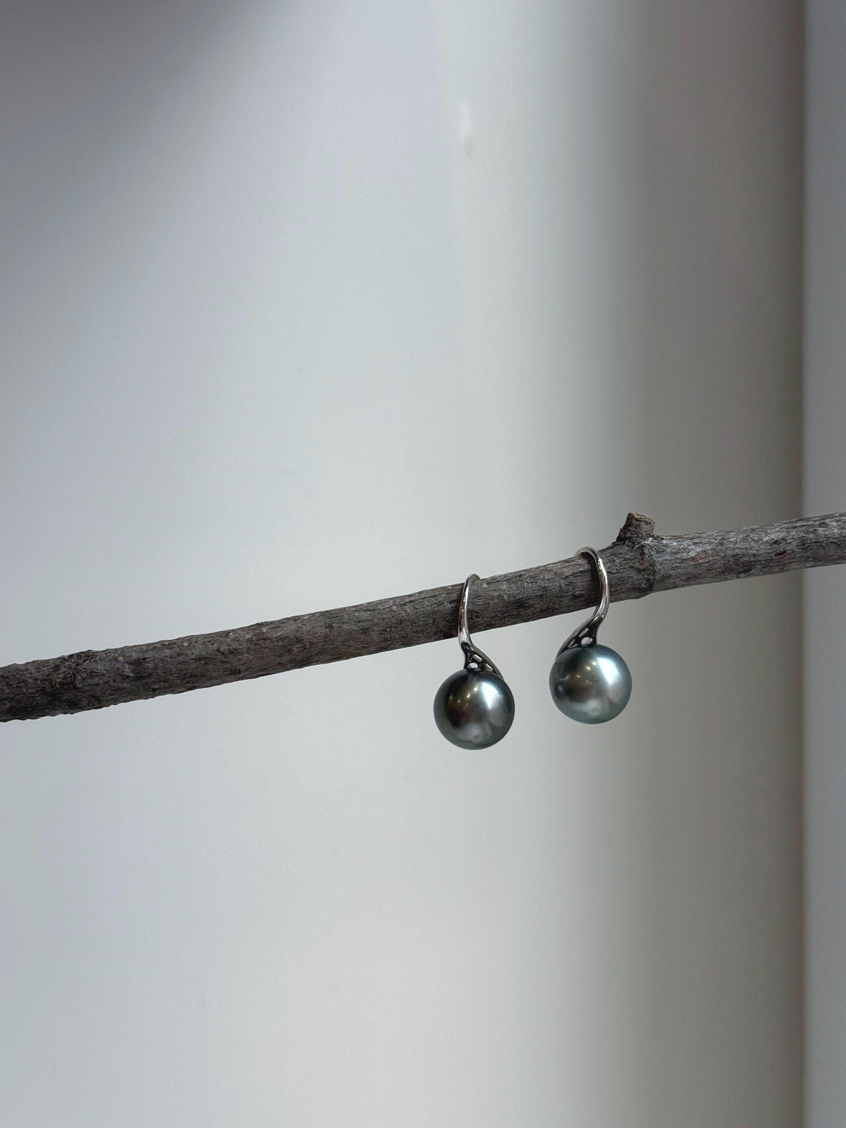 Elly’s 10mm Tahitian Platinum ocean Pearls High heel Earrings Hooks: Extreme luster Mirrored, 2.1cm high, S925 silver earrings hooks. gift for her daily office earrings