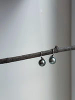 Elly’s 10mm Tahitian Platinum ocean Pearls High heel Earrings Hooks: Extreme luster Mirrored, 2.1cm high, S925 silver earrings hooks. gift for her daily office earrings