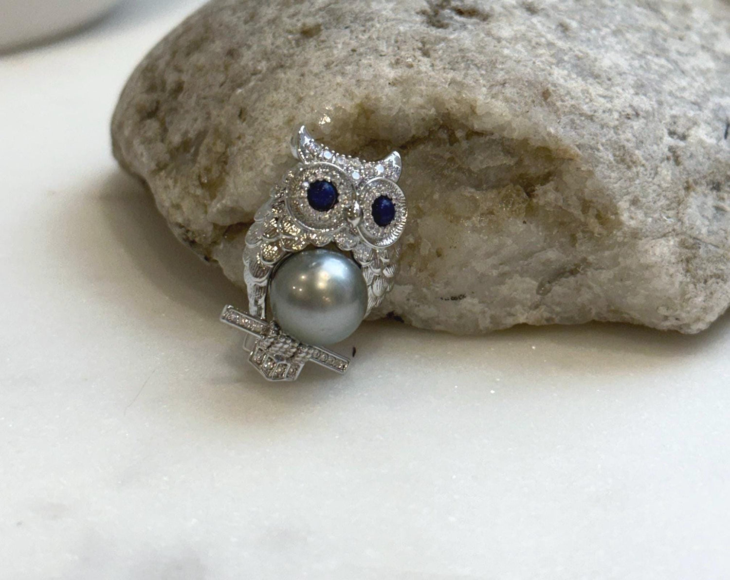 Elly’s 10.4mm Tahitian silver platinum Ocean Pearl owl Brooch: Extreme luster mirrored, 1.2x2.7cm, Pearl jewelry idea.