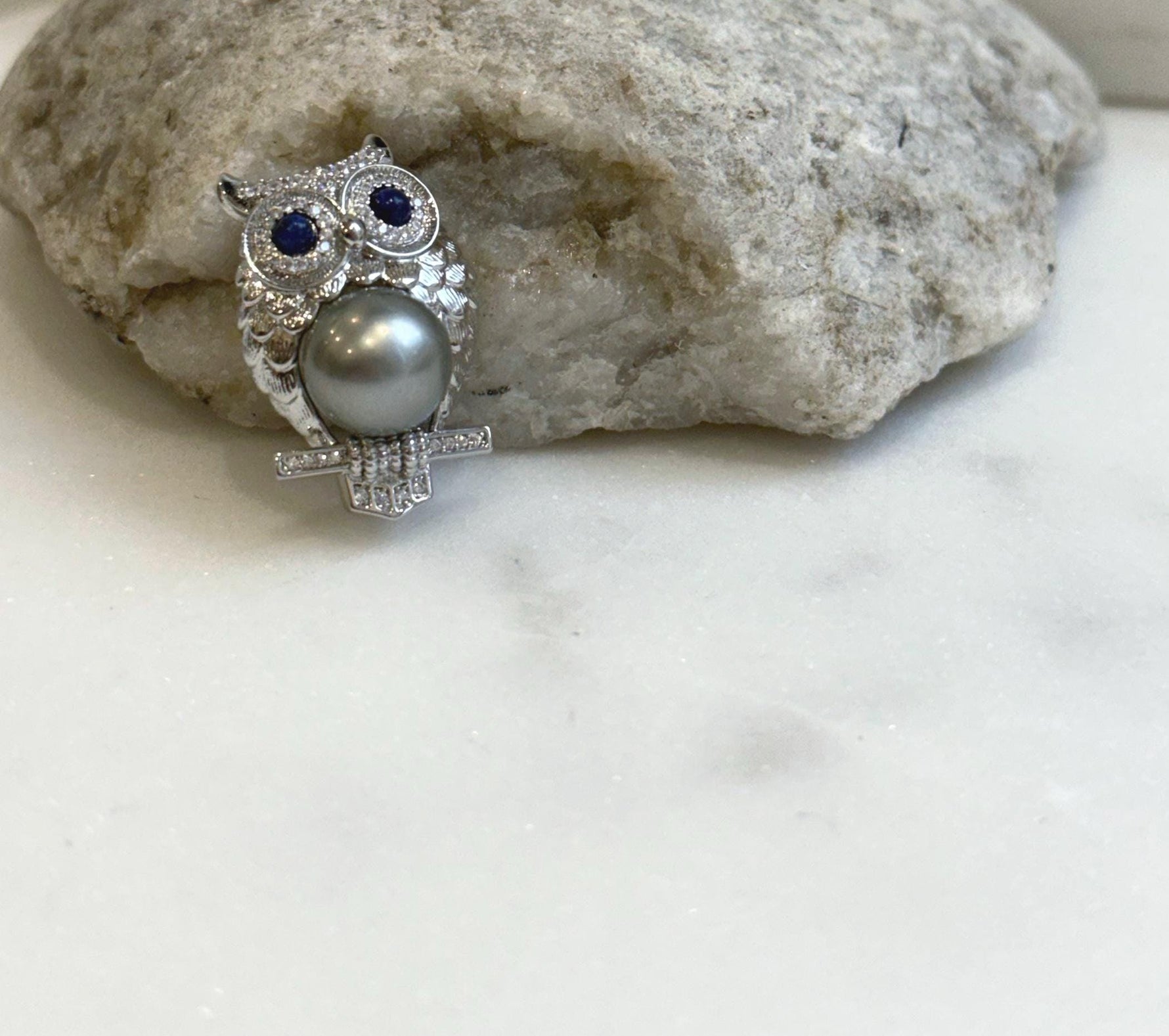 Elly’s 10.4mm Tahitian silver platinum Ocean Pearl owl Brooch: Extreme luster mirrored, 1.2x2.7cm, Pearl jewelry idea.