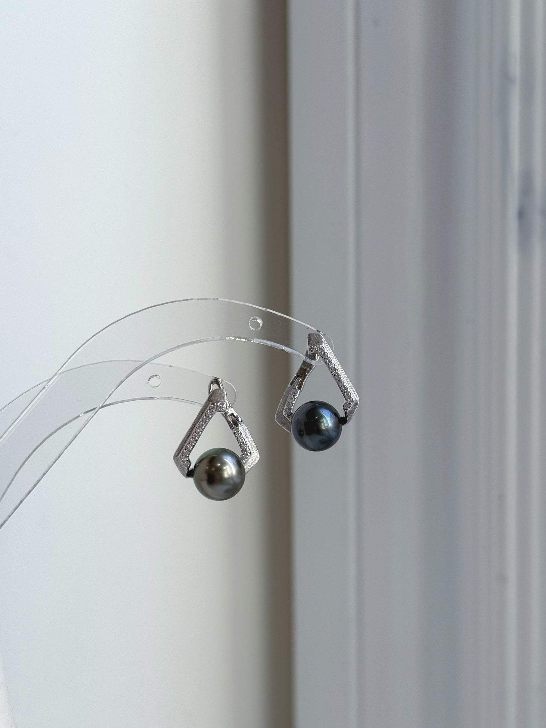 Elly’s 9.2mm Tahitian Peacock hunter ocean Pearls Cool Earrings Hoops: Extreme luster Mirrored, 2.1cm high, S925 silver earrings. gift for her