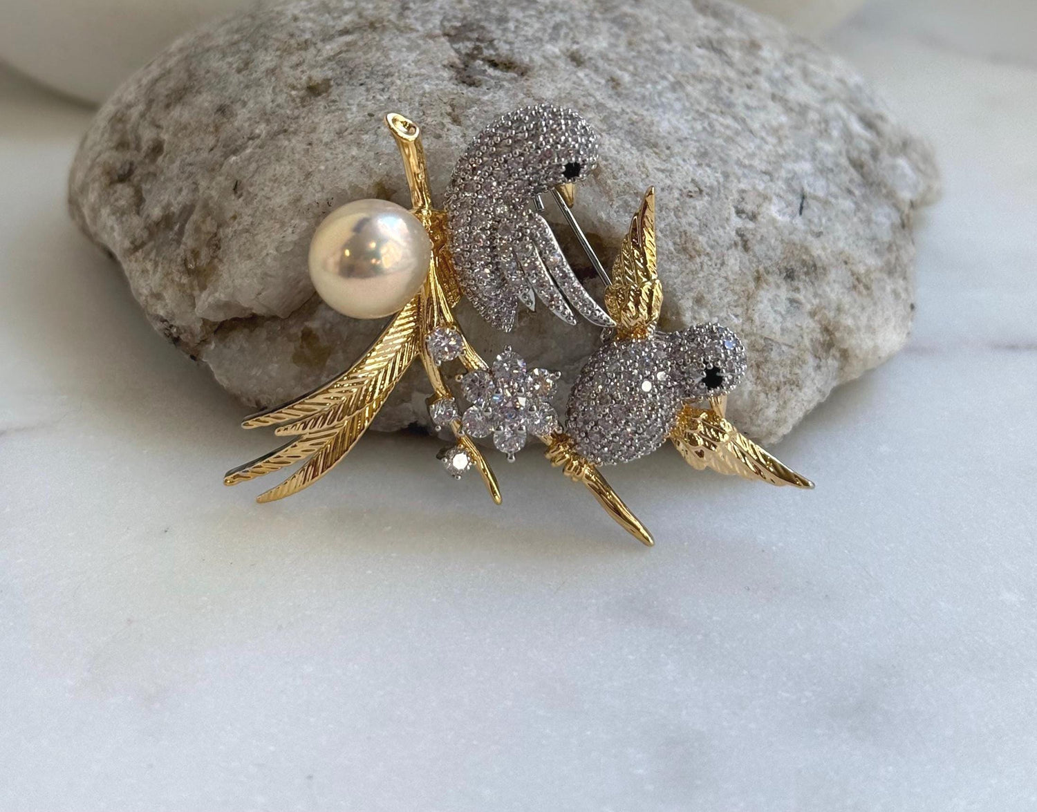 Elly’s Edison peach Gold Pearl Bird Brooch Pendant 2in1: Extreme luster mirrored, 10.7mm, 5x5cm, s925 silver chain not included.