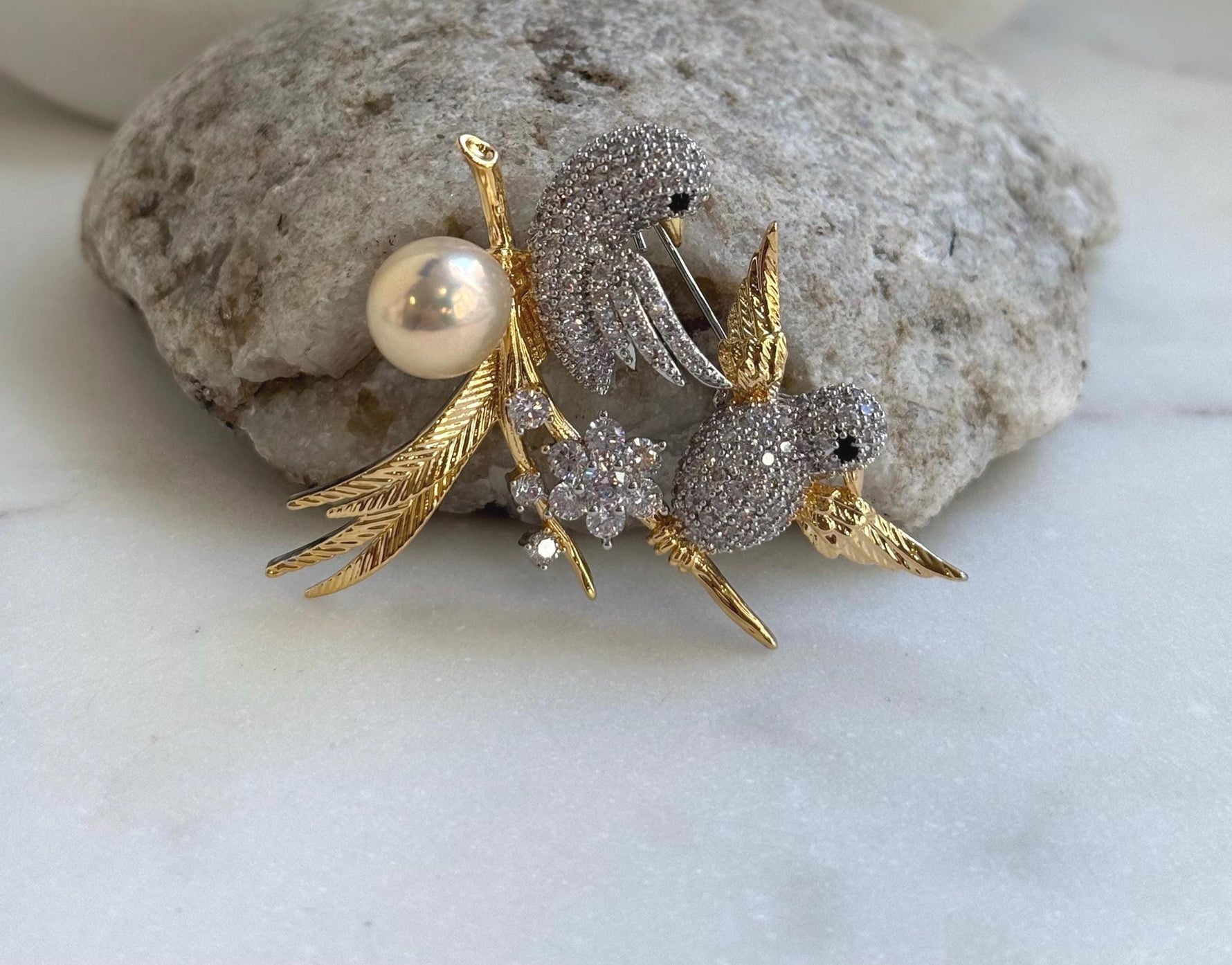 Elly’s Edison peach Gold Pearl Bird Brooch Pendant 2in1: Extreme luster mirrored, 10.7mm, 5x5cm, s925 silver chain not included.