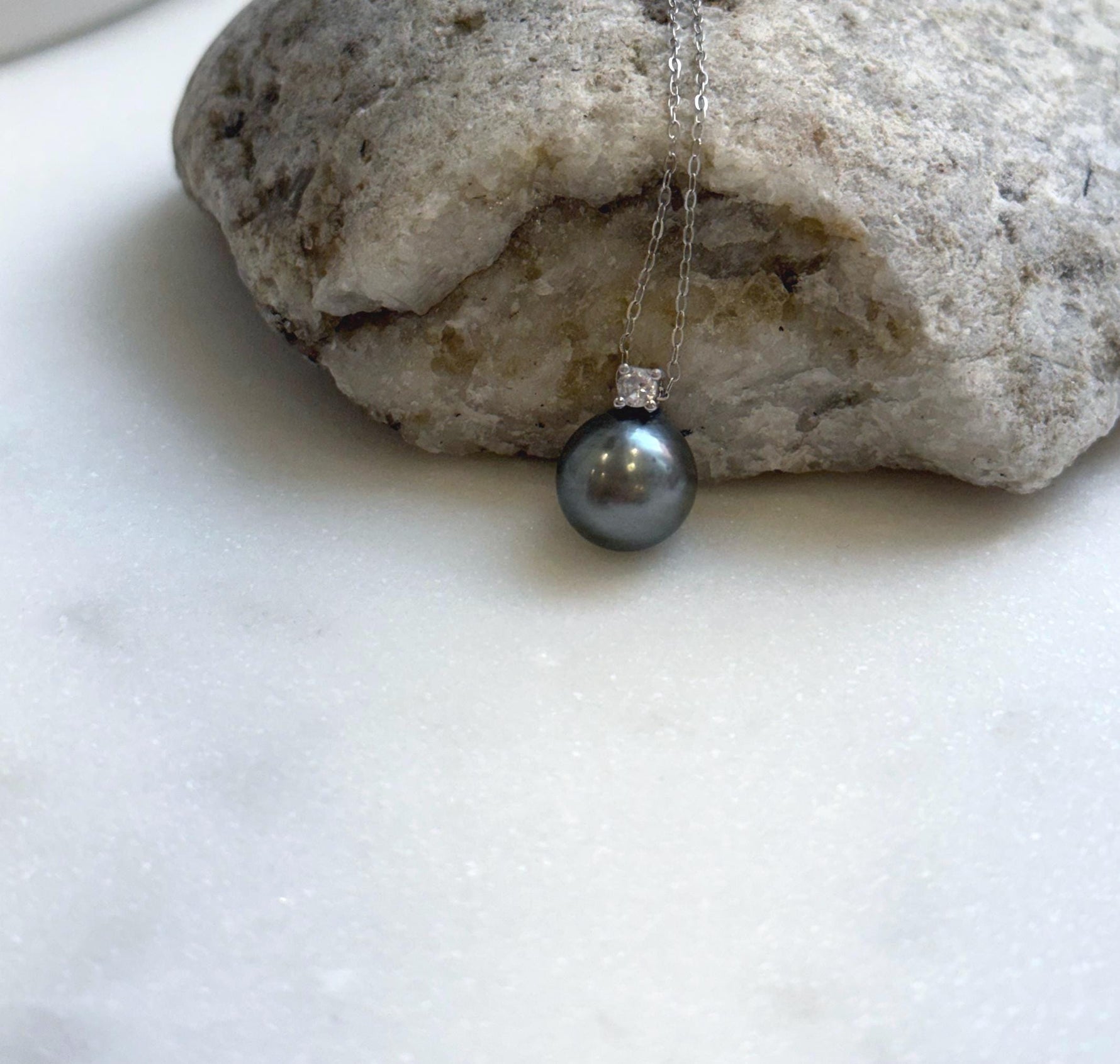 Elly’s 10.6mm Tahitian dark platinum ocean pearl pendant: Extreme luster mirrored, 1.4cm high, S925 silver pendant, chain set. gift for her