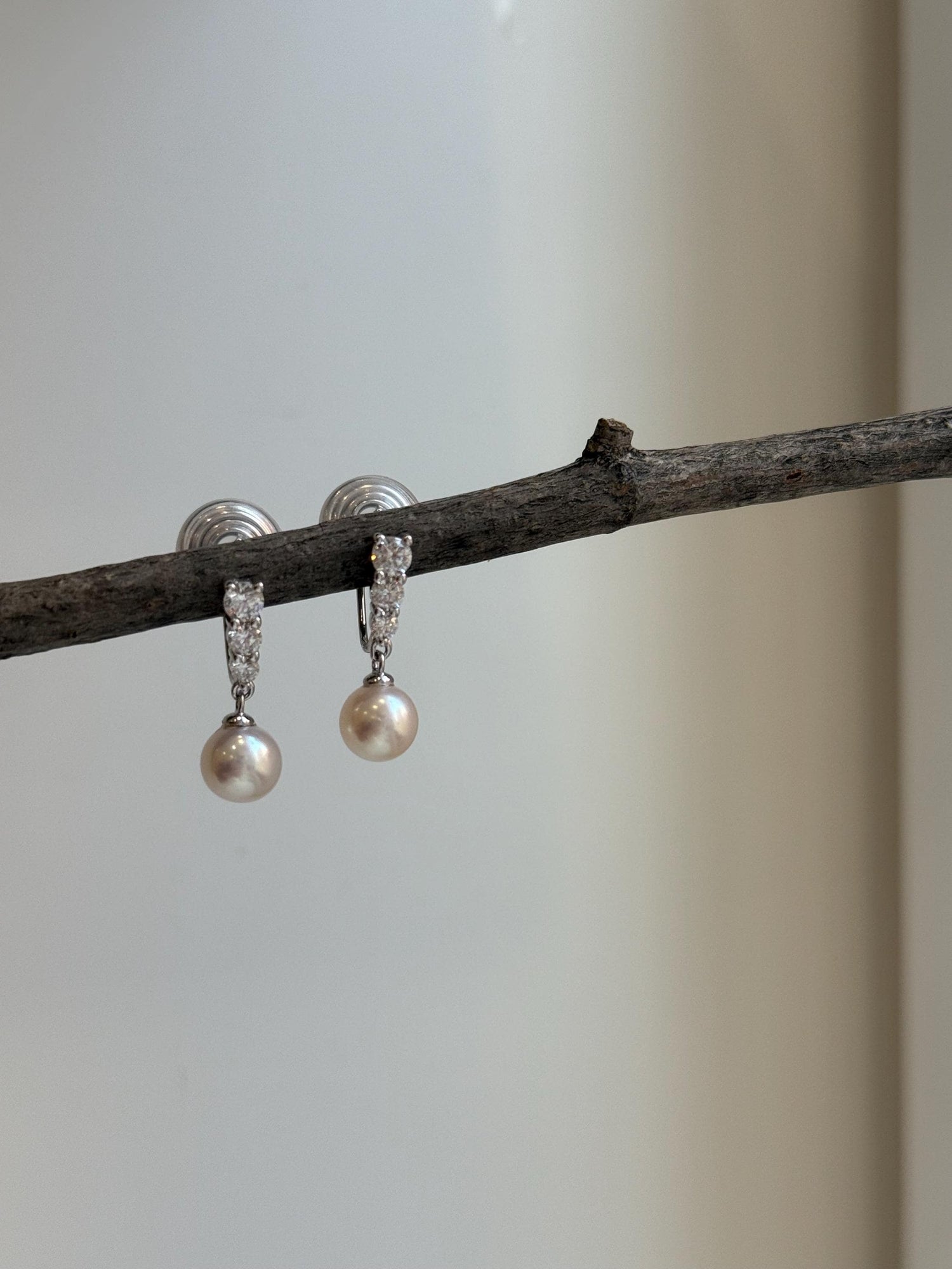 Elly’s 7.1mm Akoya off white Ocean Pearls Earrings Clips no piercings: Extreme luster Mirrored effect, 2cm high, S925 silver clips. gift for her