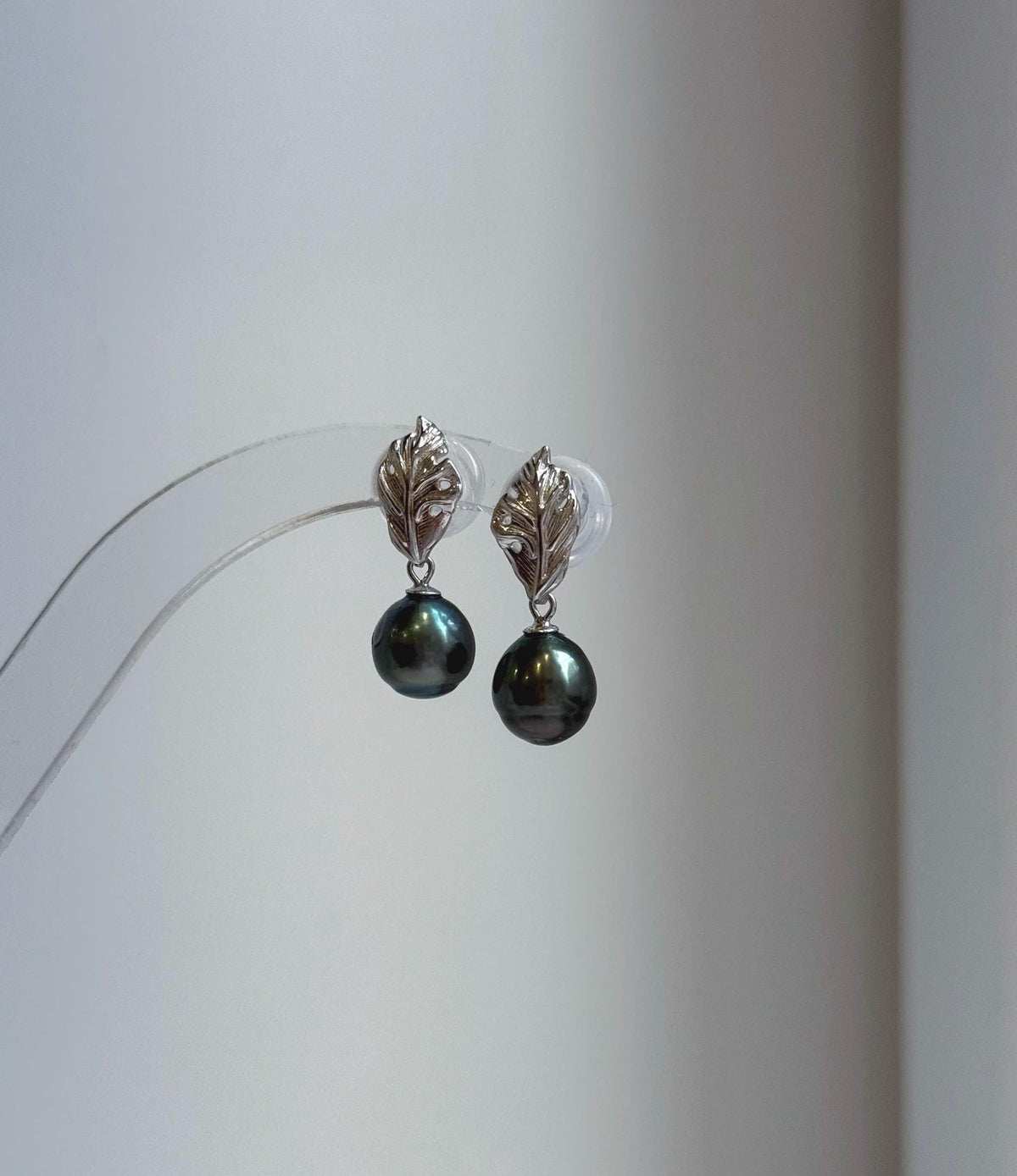 Elly’s 8.7mm Tahitian Peacock green ocean pearls leaf earrings: Extreme luster mirrored, 2.4cm high, silver earrings. Pearl jewelry idea.