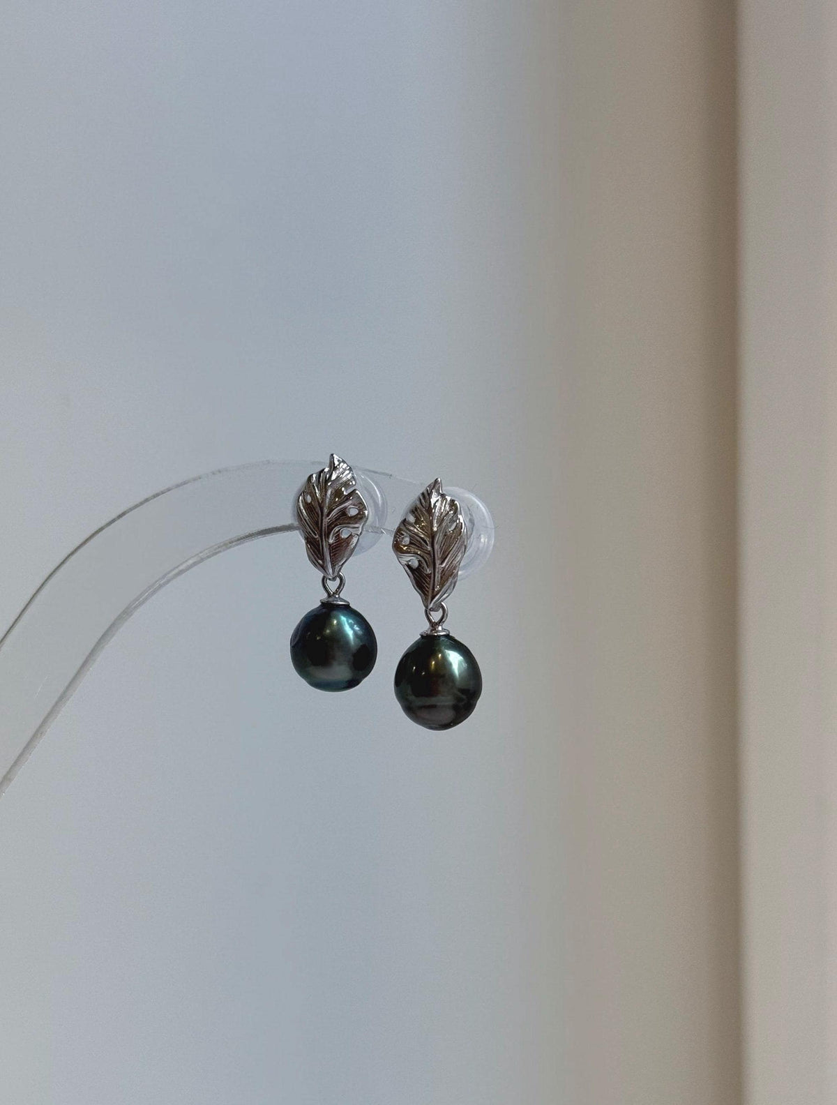 Elly’s 8.7mm Tahitian Peacock green ocean pearls leaf earrings: Extreme luster mirrored, 2.4cm high, silver earrings. Pearl jewelry idea.