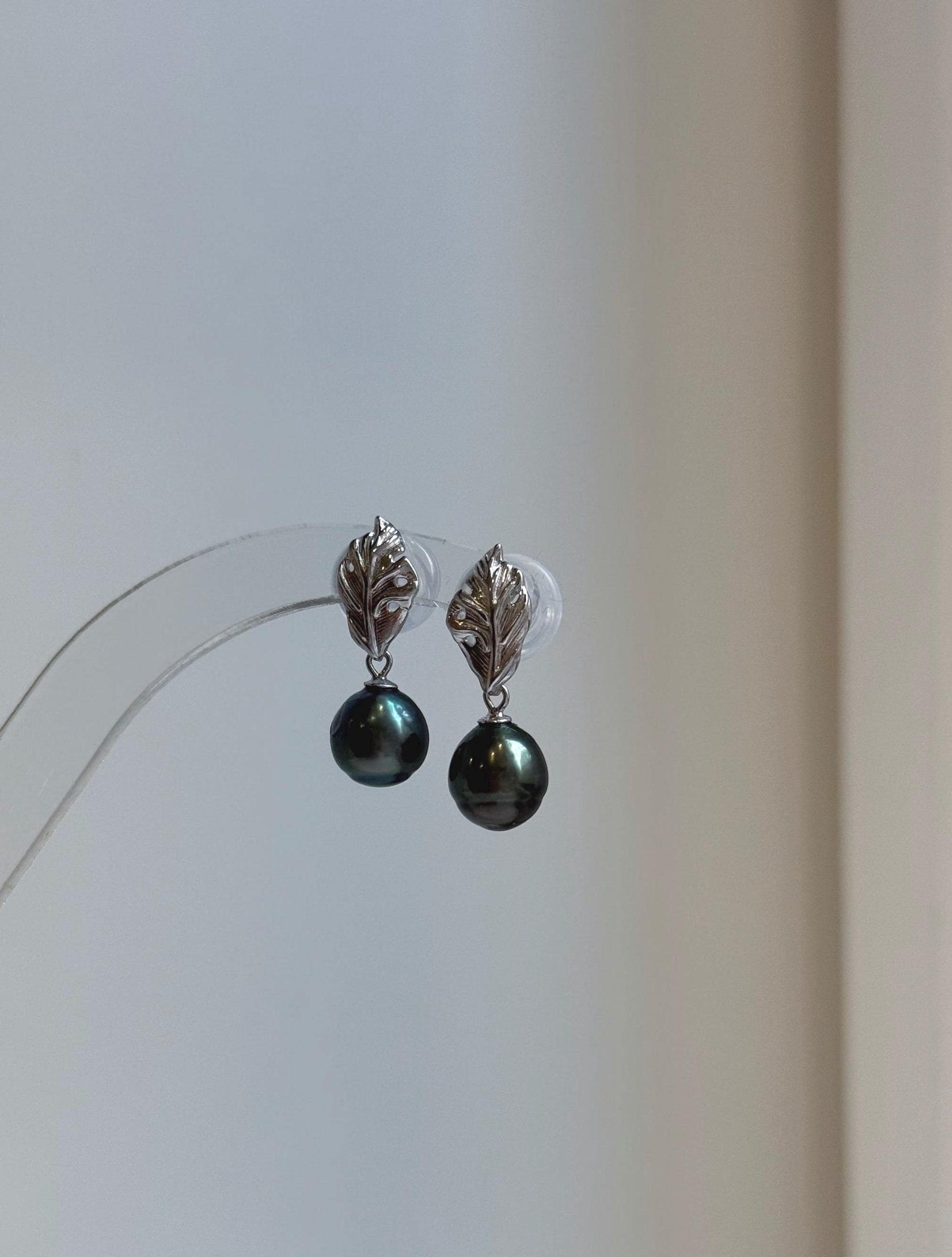 Elly’s 8.7mm Tahitian Peacock green ocean pearls leaf earrings: Extreme luster mirrored, 2.4cm high, silver earrings. Pearl jewelry idea.