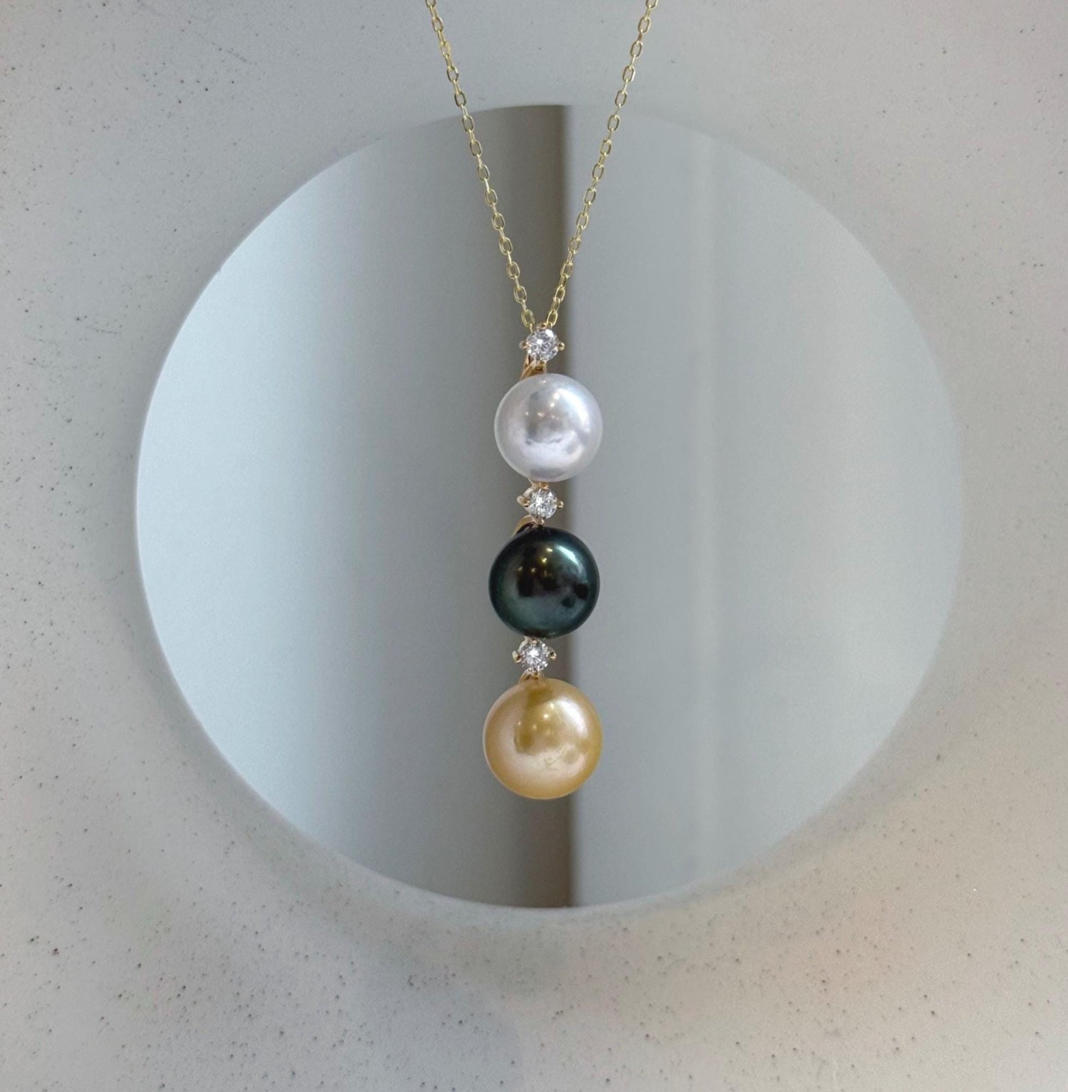 Elly’s Trio Edison Tahitian pearls pendant: Extreme luster mirrored, 9.2-10.3mm, 4.1cm high, S925 silver pendant chain set.