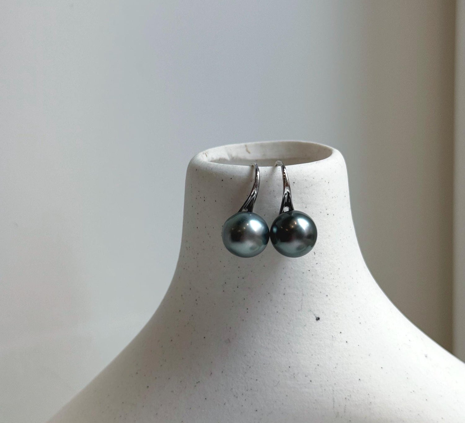 Elly’s 10mm Tahitian Platinum ocean Pearls High heel Earrings Hooks: Extreme luster Mirrored, 2.1cm high, S925 silver earrings hooks. gift for her daily earrings
