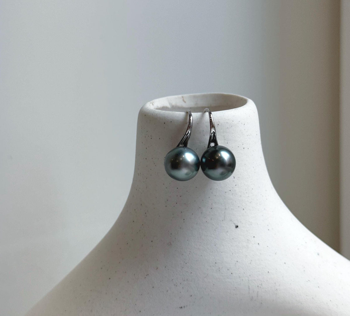 Elly’s 10mm Tahitian Platinum ocean Pearls High heel Earrings Hooks: Extreme luster Mirrored, 2.1cm high, S925 silver earrings hooks. gift for her daily earrings