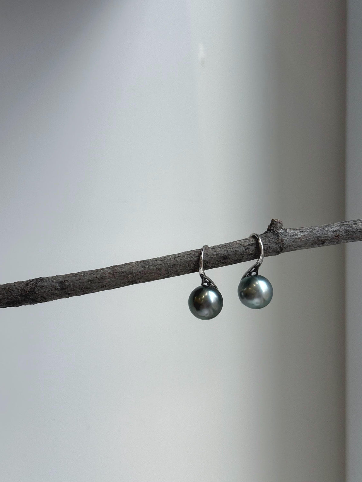 Elly’s 10mm Tahitian Platinum ocean Pearls High heel Earrings Hooks: Extreme luster Mirrored, 2.1cm high, S925 silver earrings hooks. gift for her daily earrings