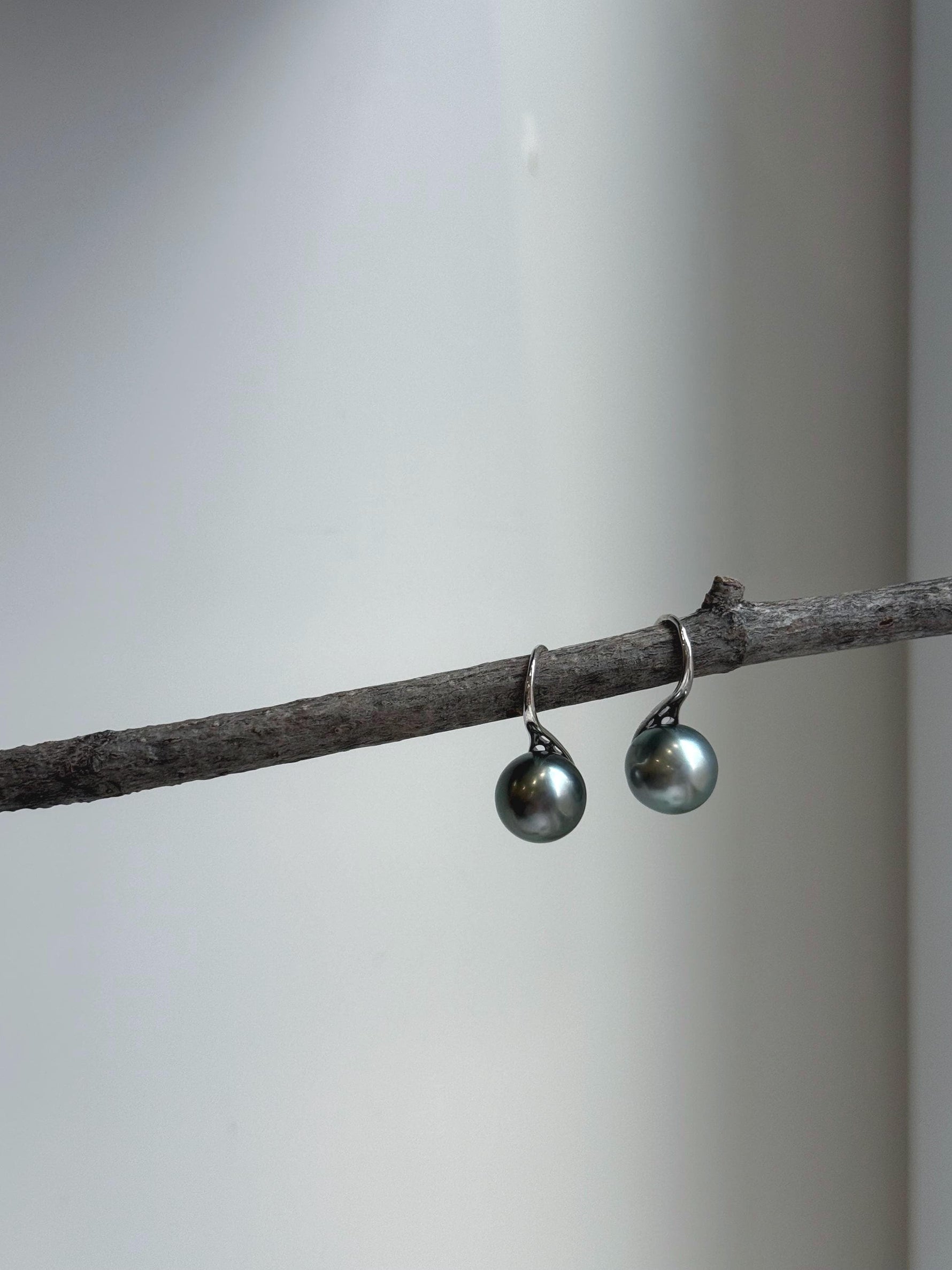 Elly’s 10mm Tahitian Platinum ocean Pearls High heel Earrings Hooks: Extreme luster Mirrored, 2.1cm high, S925 silver earrings hooks. gift for her daily earrings