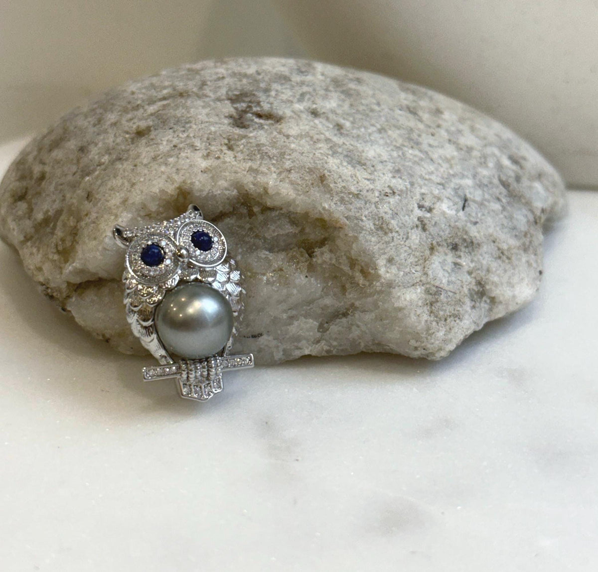 Elly’s 10.4mm Tahitian silver platinum Ocean Pearl owl Brooch: Extreme luster mirrored, 1.2x2.7cm, Pearl jewelry idea.