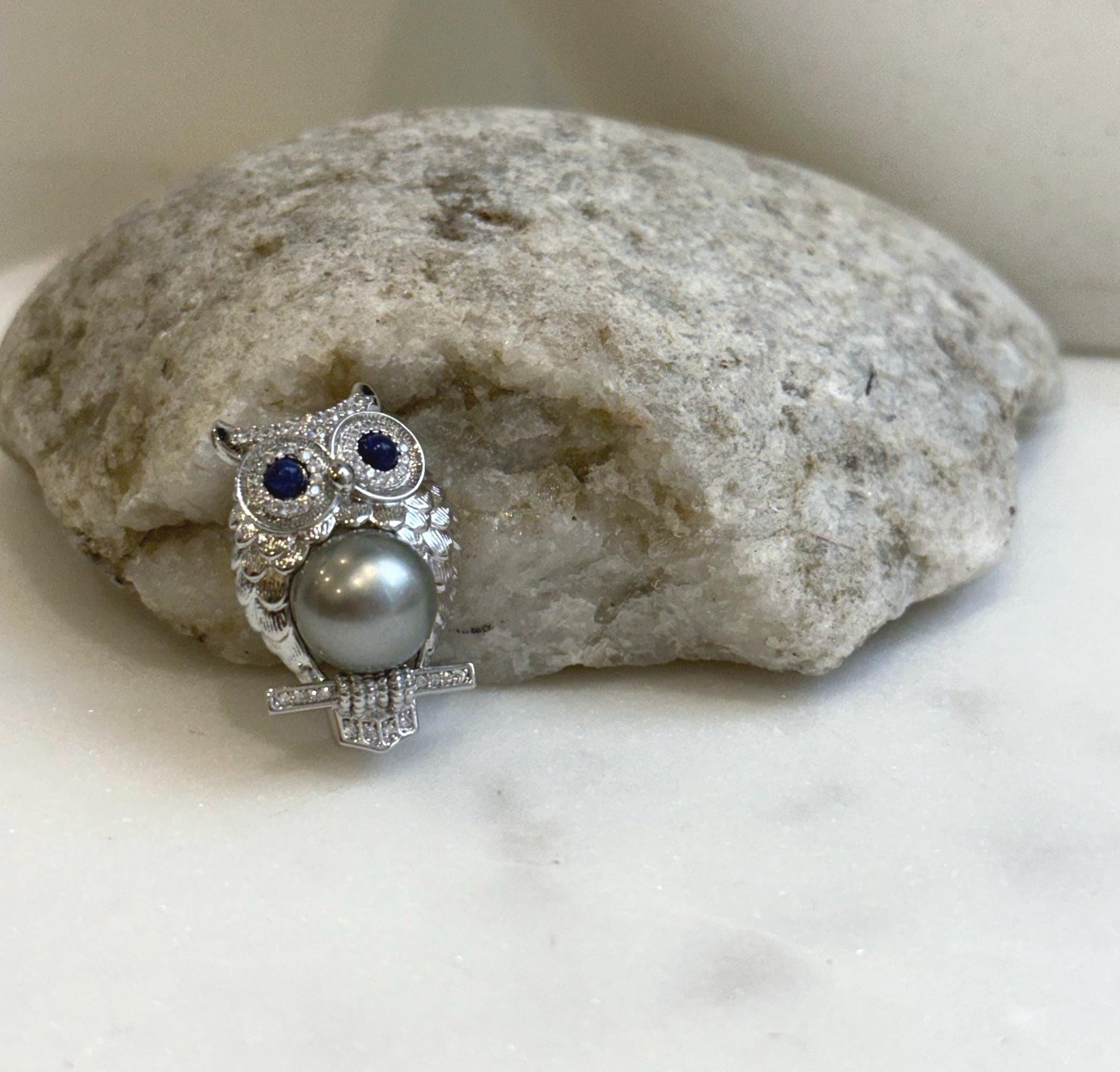 Elly’s 10.4mm Tahitian silver platinum Ocean Pearl owl Brooch: Extreme luster mirrored, 1.2x2.7cm, Pearl jewelry idea.