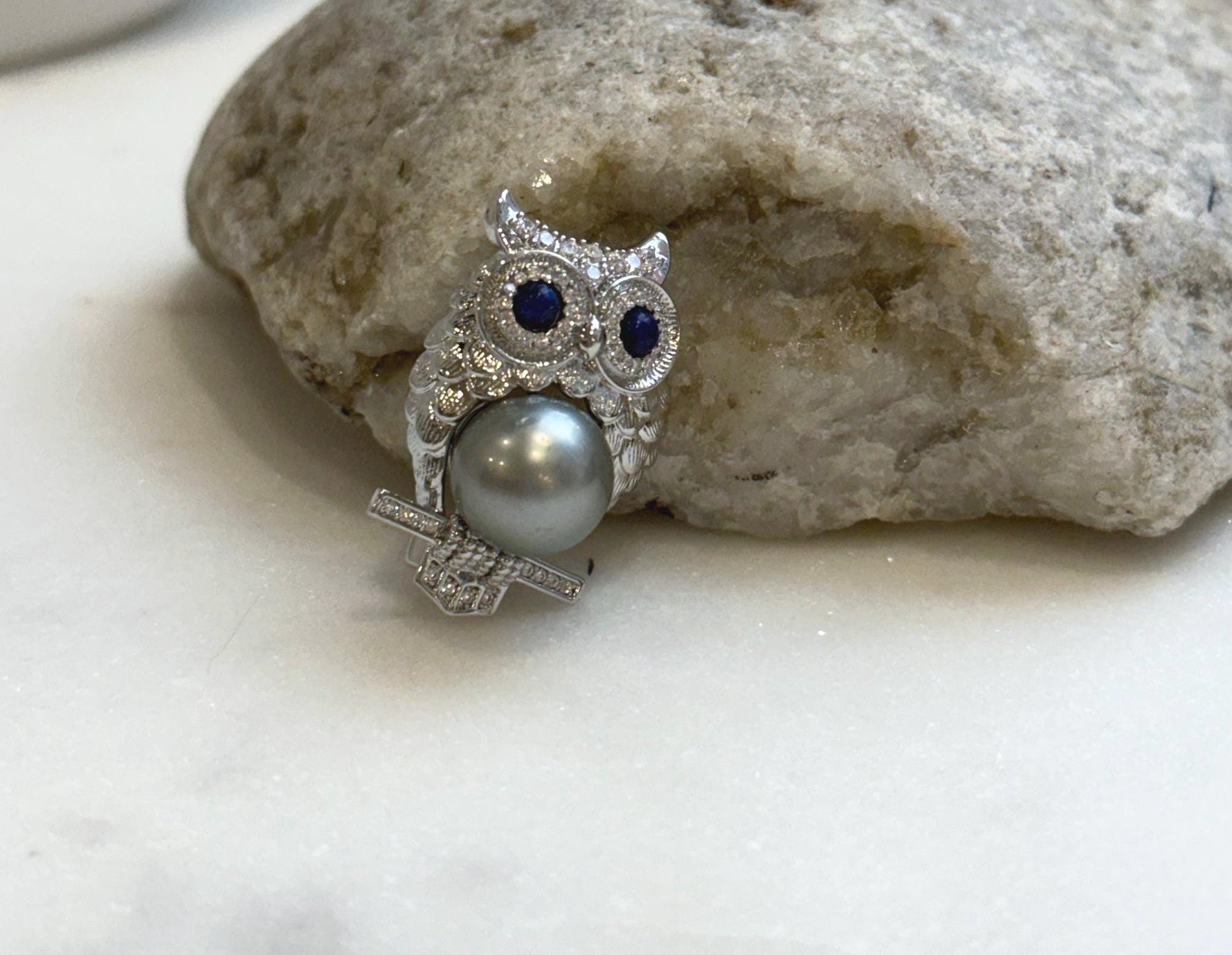 Elly’s 10.4mm Tahitian silver platinum Ocean Pearl owl Brooch: Extreme luster mirrored, 1.2x2.7cm, Pearl jewelry idea. good for her gift