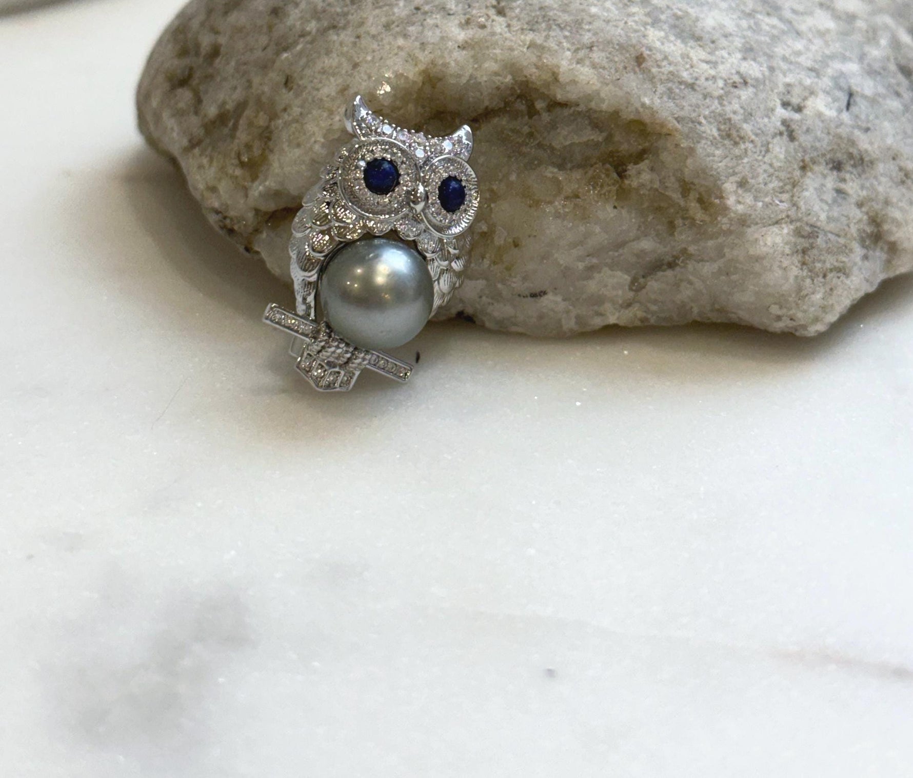 Elly’s 10.4mm Tahitian silver platinum Ocean Pearl owl Brooch: Extreme luster mirrored, 1.2x2.7cm, Pearl jewelry idea. good for her gift