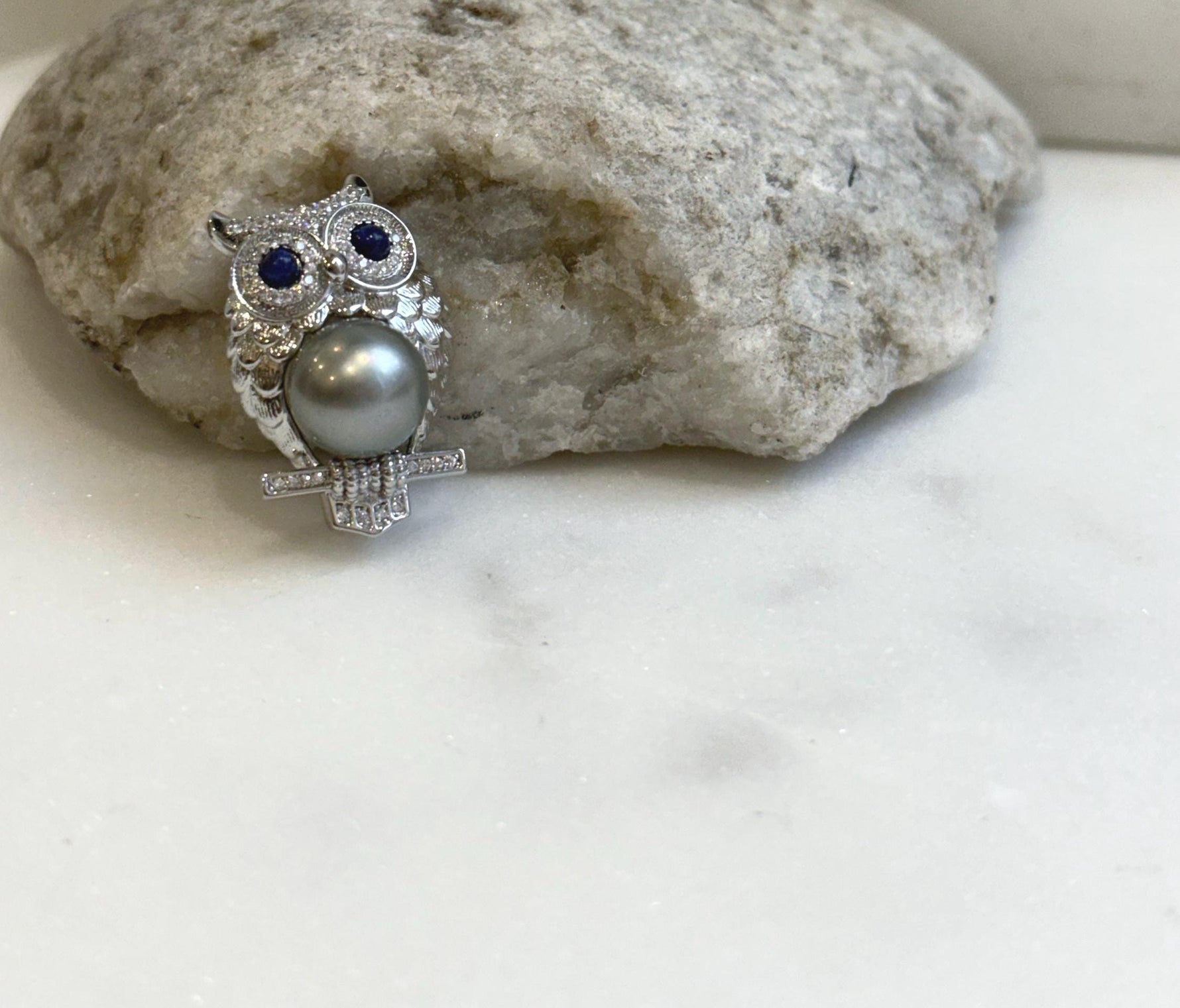 Elly’s 10.4mm Tahitian silver platinum Ocean Pearl owl Brooch: Extreme luster mirrored, 1.2x2.7cm, Pearl jewelry idea. good for her gift