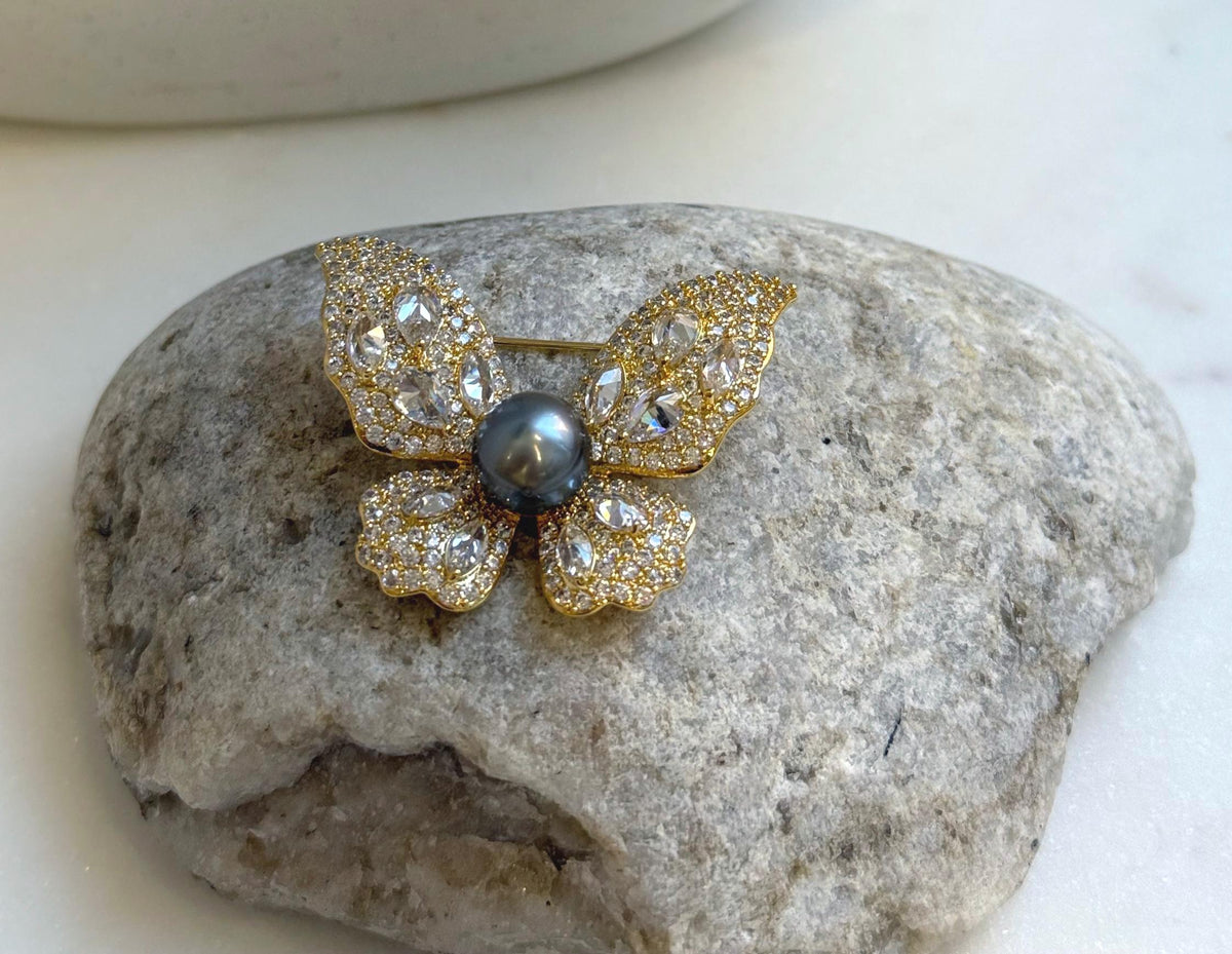 Elly’s Tahitian platinum Ocean Pearl butterfly Brooch pendant 2in1: Extreme luster mirrored, 9.7mm, 4x3.5cm, gift for her party