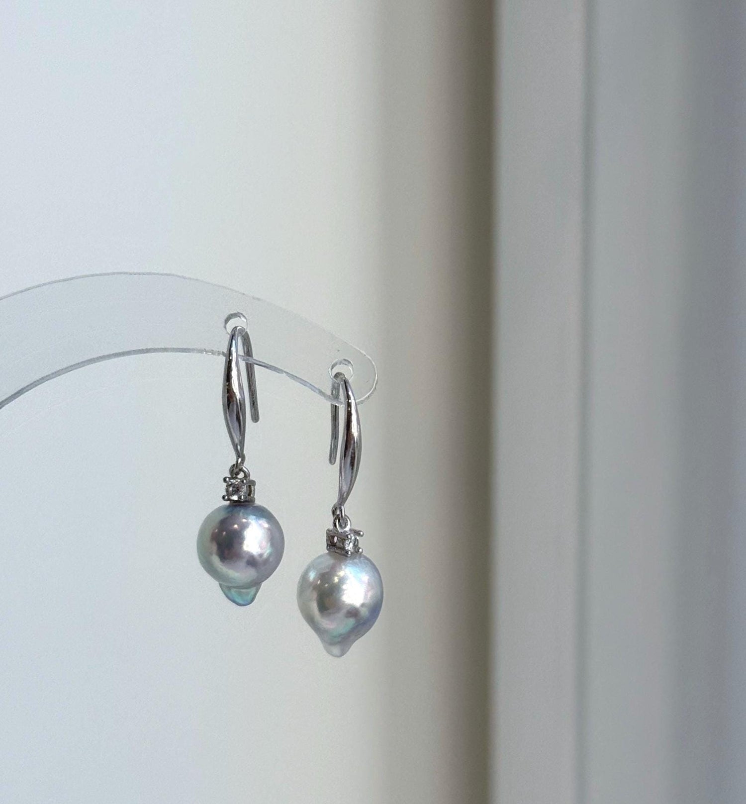 Elly’s White Pearl Vintage Brooch Pendant 2in1: Extreme luster mirrored,  8.2mm, 4.5cm dia. gift for her