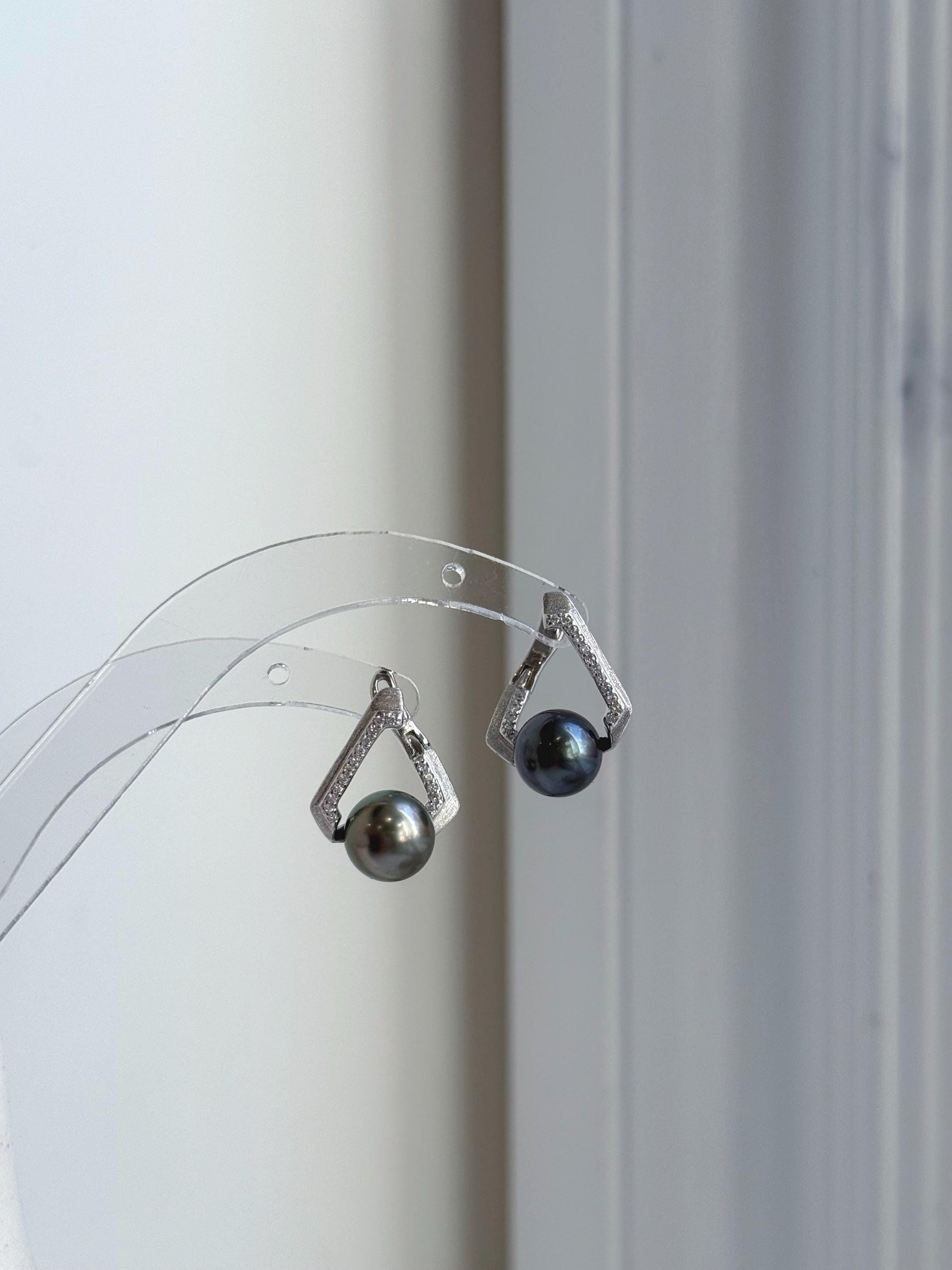 Elly’s 9.2mm Tahitian Peacock hunter ocean Pearls Cool Earrings Hoops: Extreme luster Mirrored, 2.1cm high, S925 silver earrings. gift for her holiday