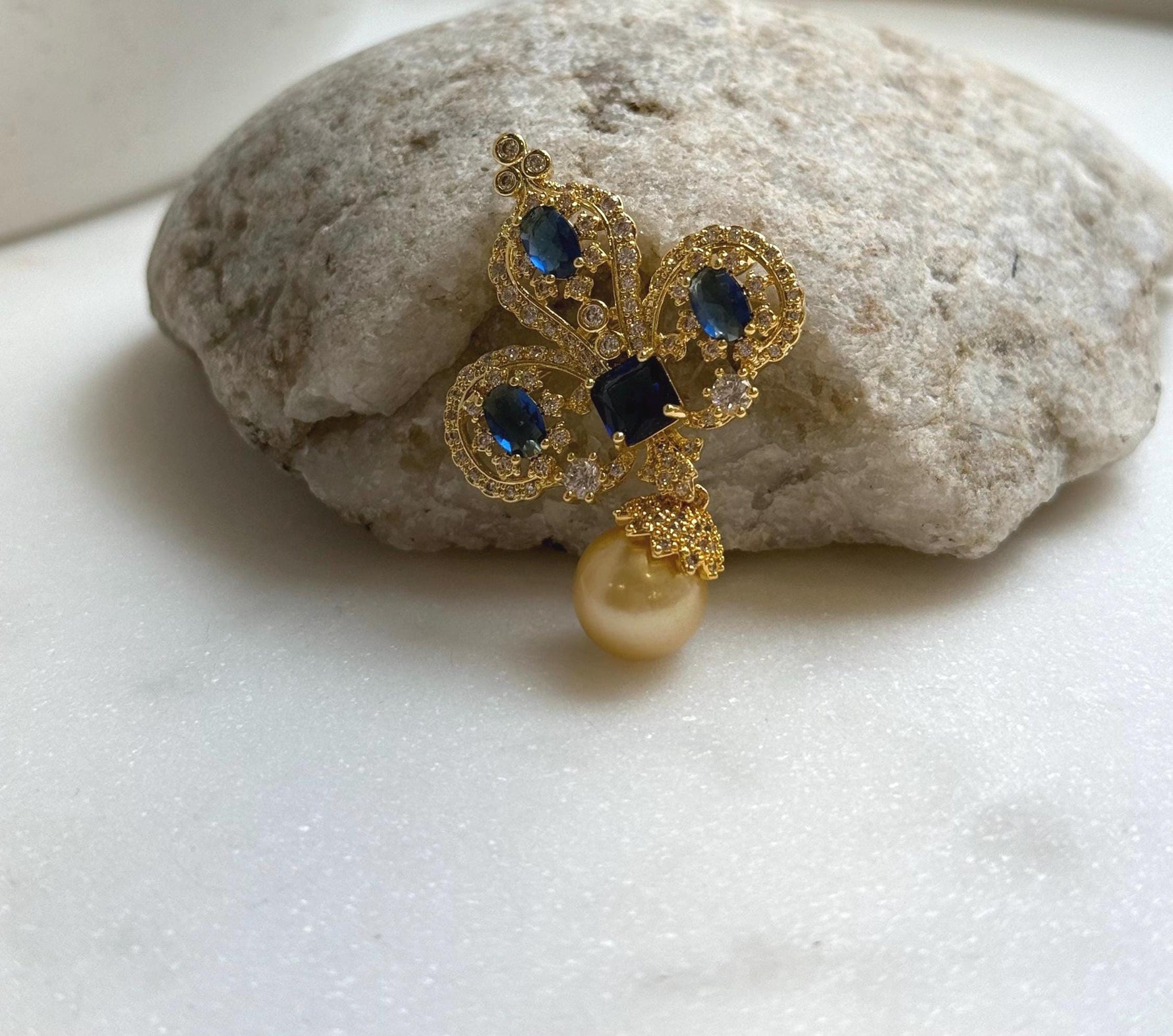 Elly’s Edison ultra golden pearl vintage brooch pendant 2in1: Extreme strong luster mirrored, 10.4mm, 3x4.6cm, daily office golden brooch