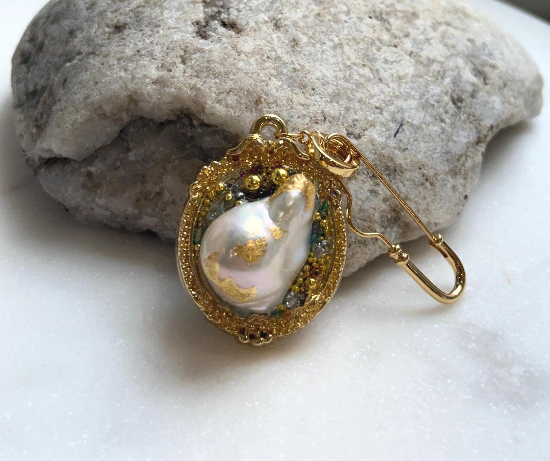 Elly’s White iridescent Freshwater baroque Pearl Gold foiled Vintage Brooch pendant 2in1: Extreme luster, 3x4.8cm, gift for her