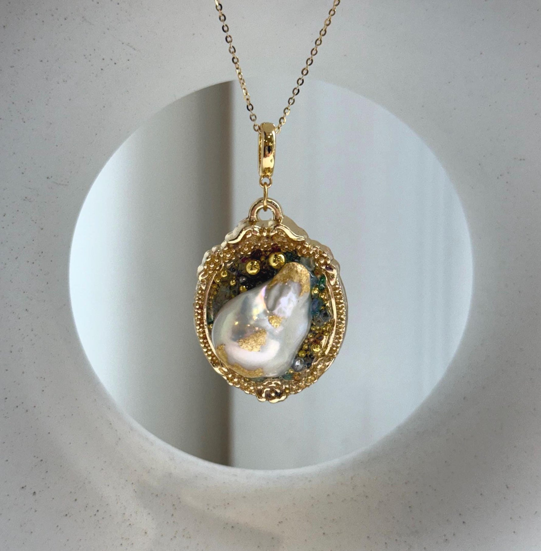 Elly’s White iridescent Freshwater baroque Pearl Gold foiled Vintage Brooch pendant 2in1: Extreme luster, 3x4.8cm, gift for her birthday
