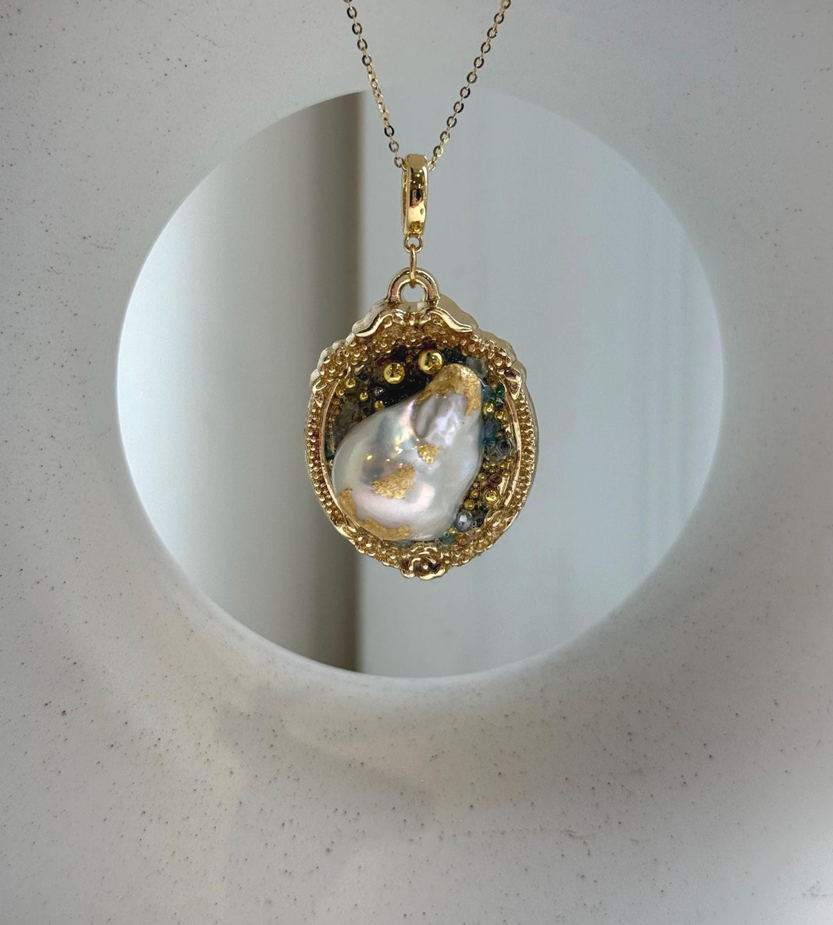 Elly’s White iridescent Freshwater baroque Pearl Gold foiled Vintage Brooch pendant 2in1: Extreme luster, 3x4.8cm, elegant high quality brooch gift for her