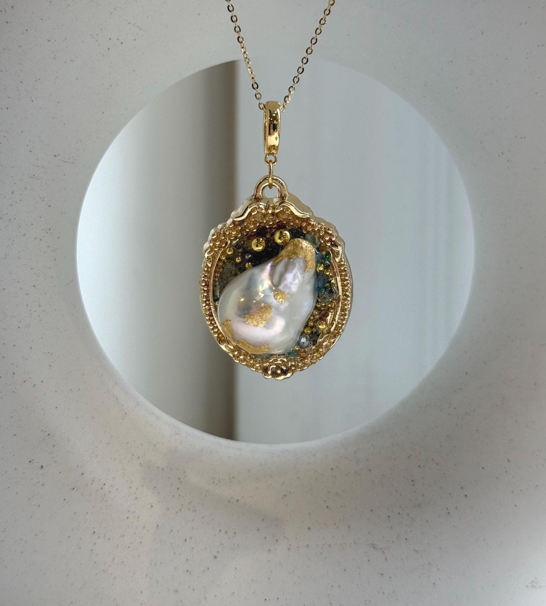 Elly’s White iridescent Freshwater baroque Pearl Gold foiled Vintage Brooch pendant 2in1: Extreme luster, 3x4.8cm, elegant high quality brooch gift for her