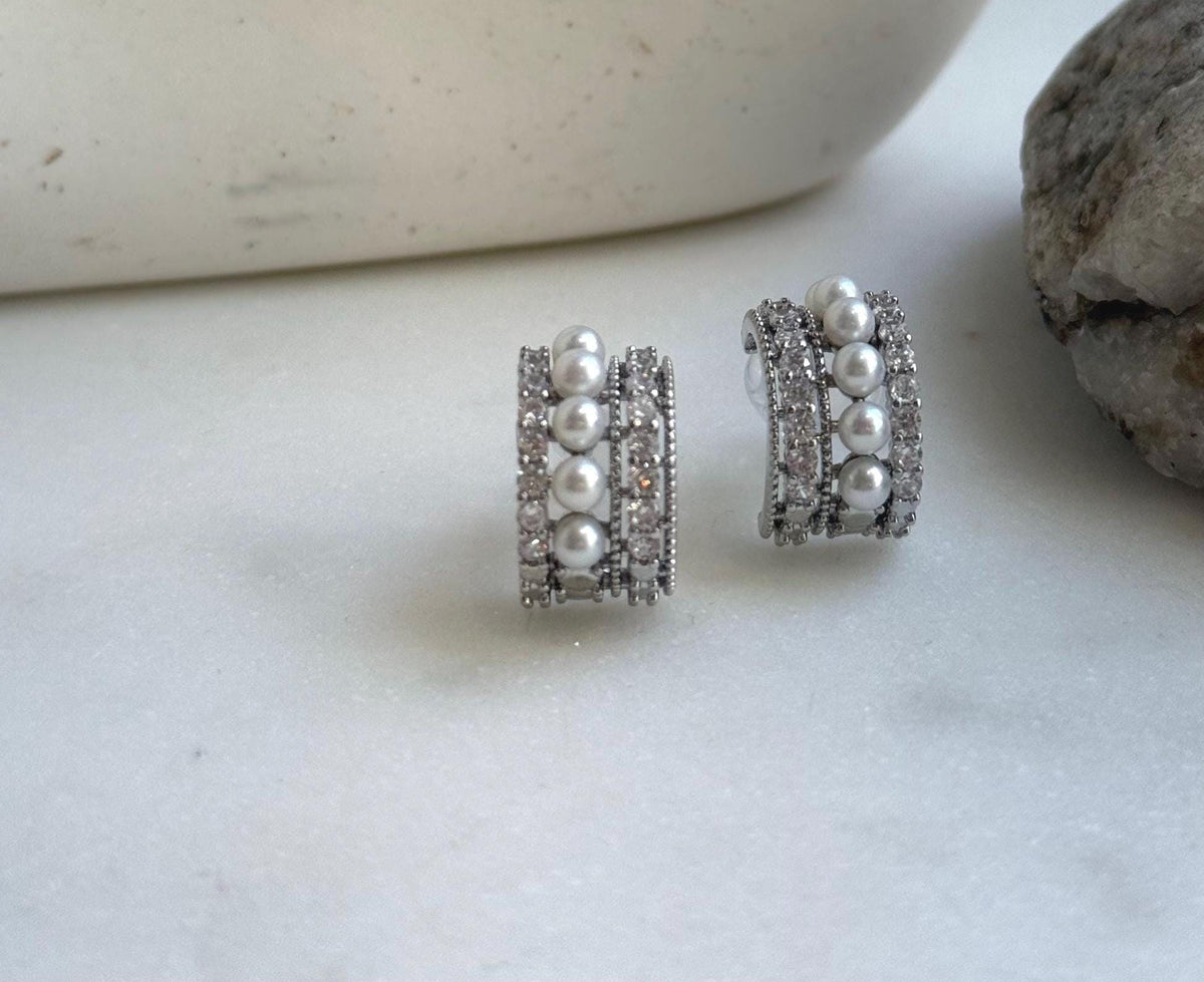 Elly’s white small pearls earrings: Extreme luster mirrored, 3.2-3.4mm,1x1.8cm, S925 studs earrings.Fancy cool Pearl earrings