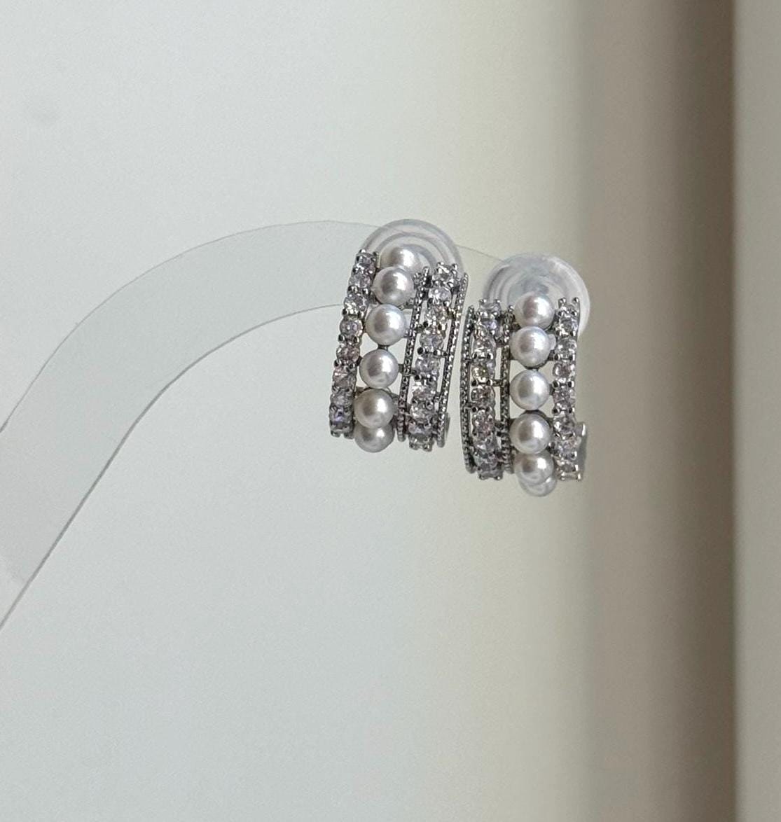 Elly’s white small pearls earrings: Extreme luster mirrored, 3.2-3.4mm,1x1.8cm, S925 studs earrings.Fancy cool Pearl earrings