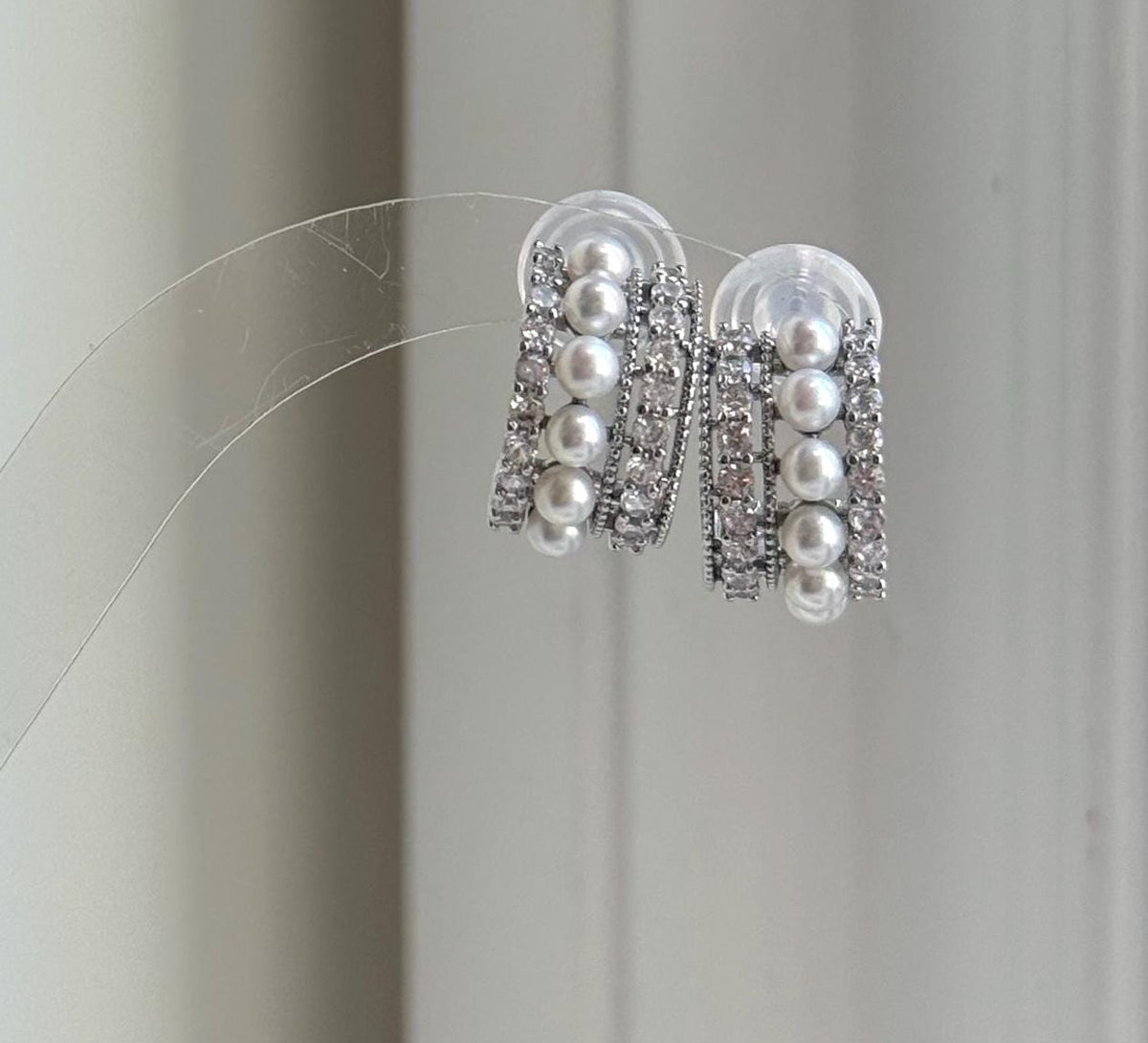 Elly’s white small pearls earrings: Extreme luster mirrored, 3.2-3.4mm,1x1.8cm, S925 studs earrings.Fancy cool Pearl earrings