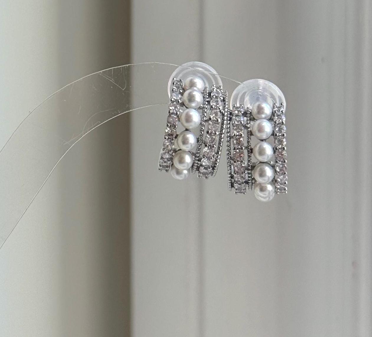 Elly’s white small pearls earrings: Extreme luster mirrored, 3.2-3.4mm,1x1.8cm, S925 studs earrings.Fancy cool Pearl earrings