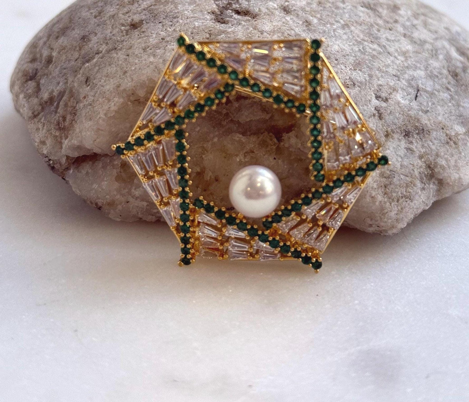 Elly’s White Pearl Vintage Brooch Pendant 2in1: Extreme luster mirrored,  8.2mm, 4.5cm dia. gift for her retirement
