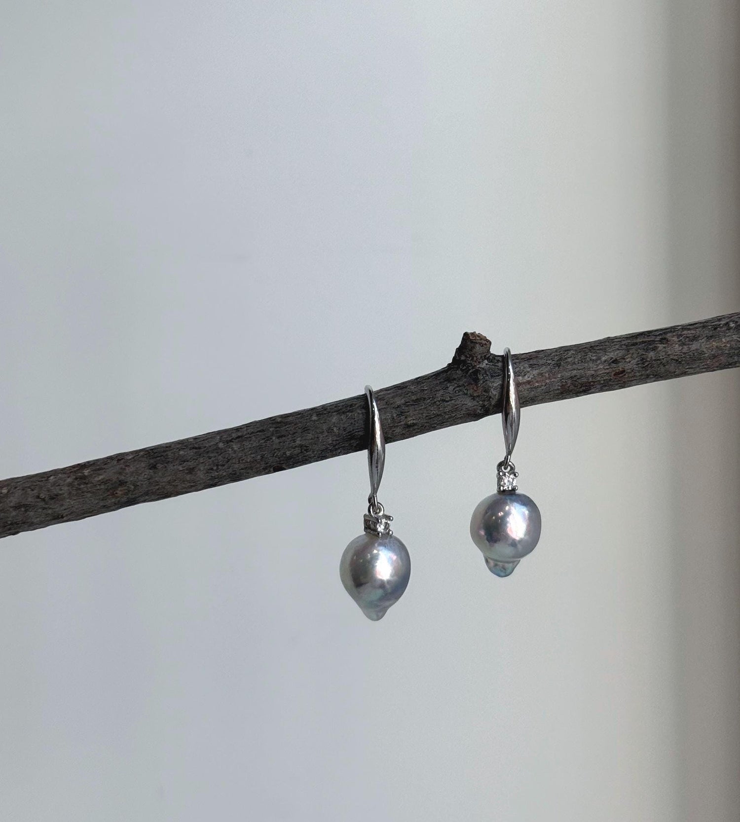 Elly’s White Pearl Vintage Brooch Pendant 2in1: Extreme luster mirrored,  8.2mm, 4.5cm dia. gift for her birthday