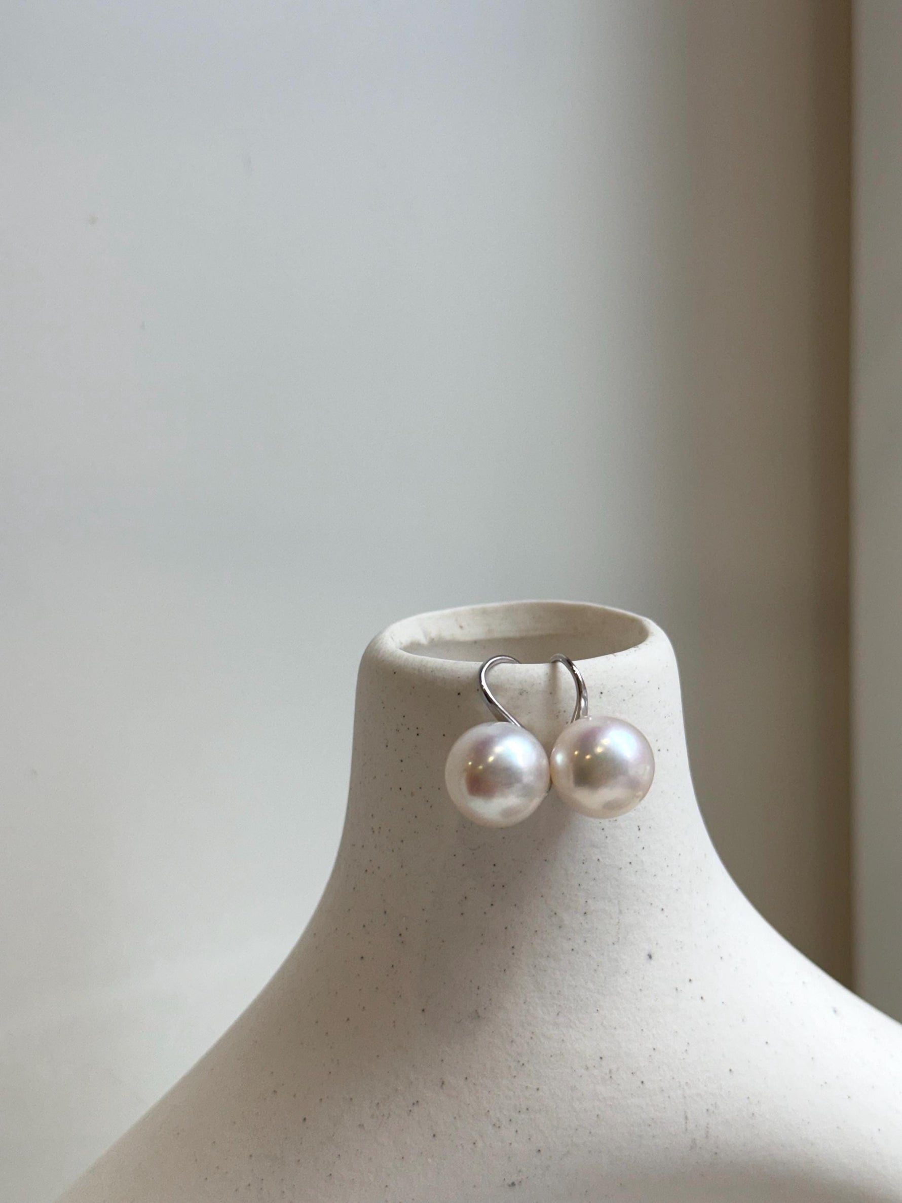 Elly’s 11.1mm Edison white Pearls pink hue Earrings Hooks: Extreme luster Mirrored, 1.8cm high, S925 silver minimalist earrings hooks.