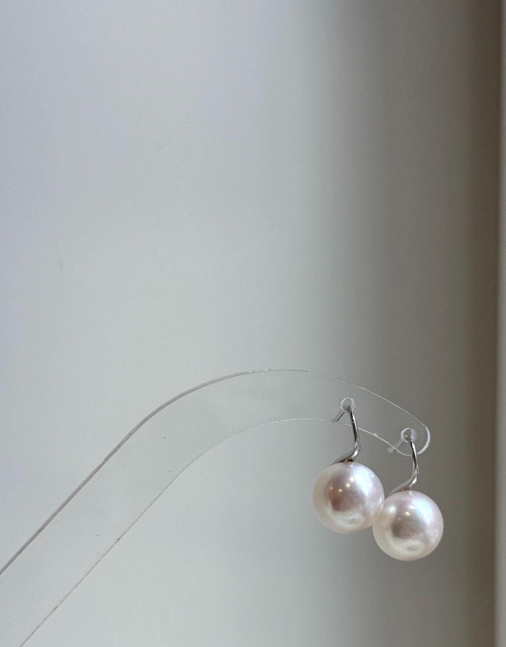 Elly’s 11.1mm Edison white Pearls pink hue Earrings Hooks: Extreme luster Mirrored, 1.8cm high, S925 silver minimalist earrings hooks.