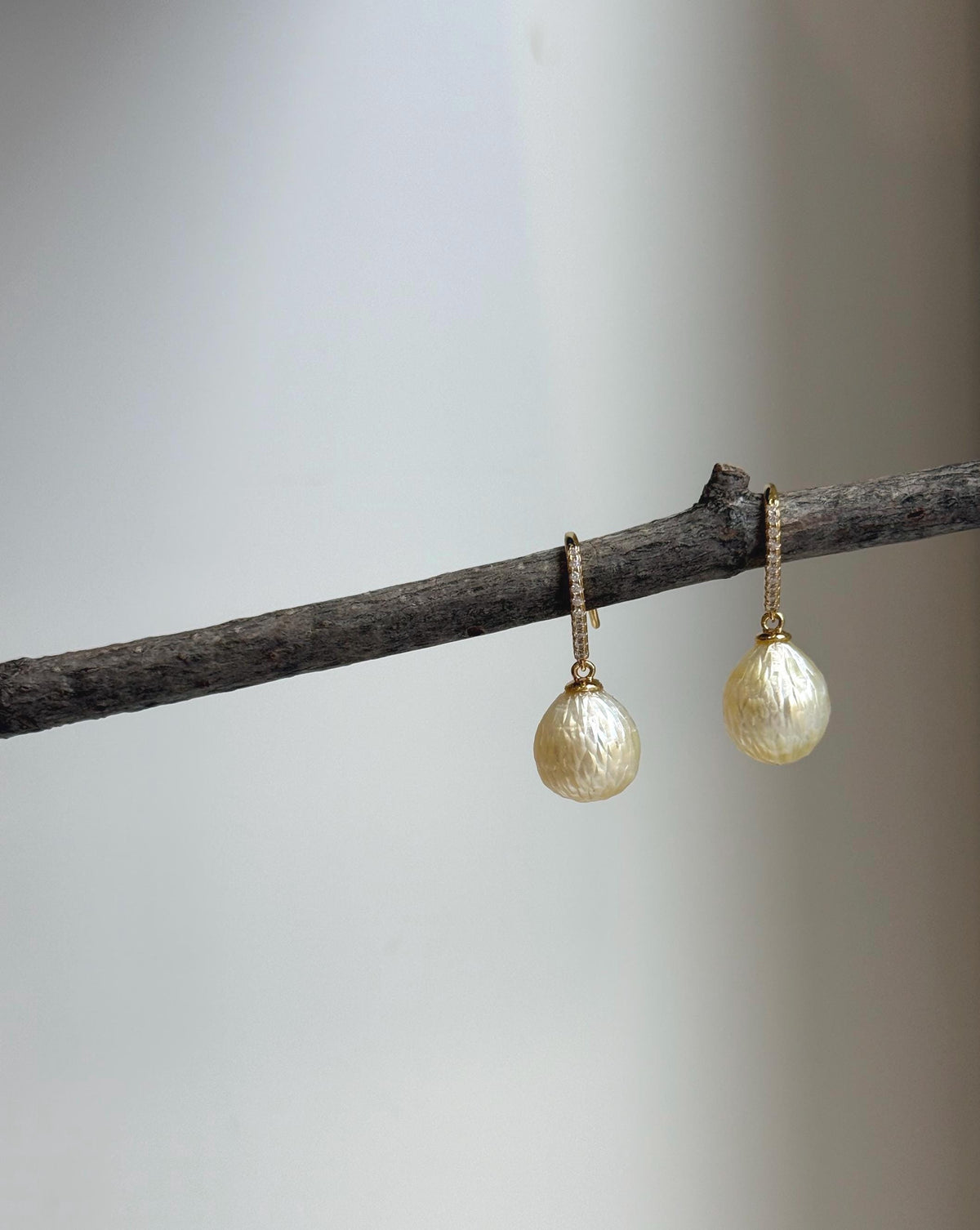 Elly’s 10mm Genius South sea golden carved ocean Pearls Earrings hooks:Extreme luster, 2.4cm high, S925 silver cool earrings.good quality ocean golden pearls earrings hooks for her party