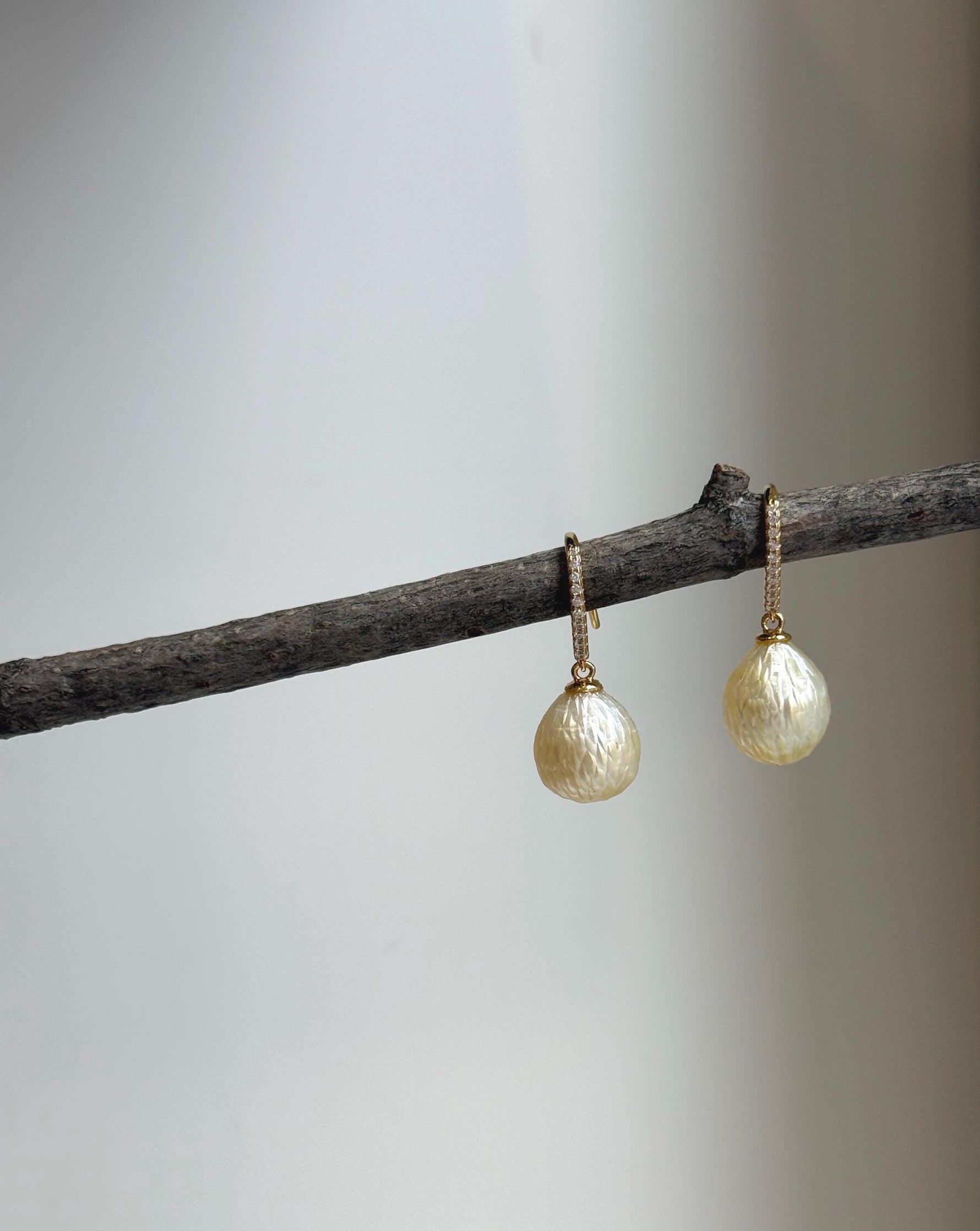 Elly’s 10mm Genius South sea golden carved ocean Pearls Earrings hooks:Extreme luster, 2.4cm high, S925 silver cool earrings.good quality ocean golden pearls earrings hooks for her party