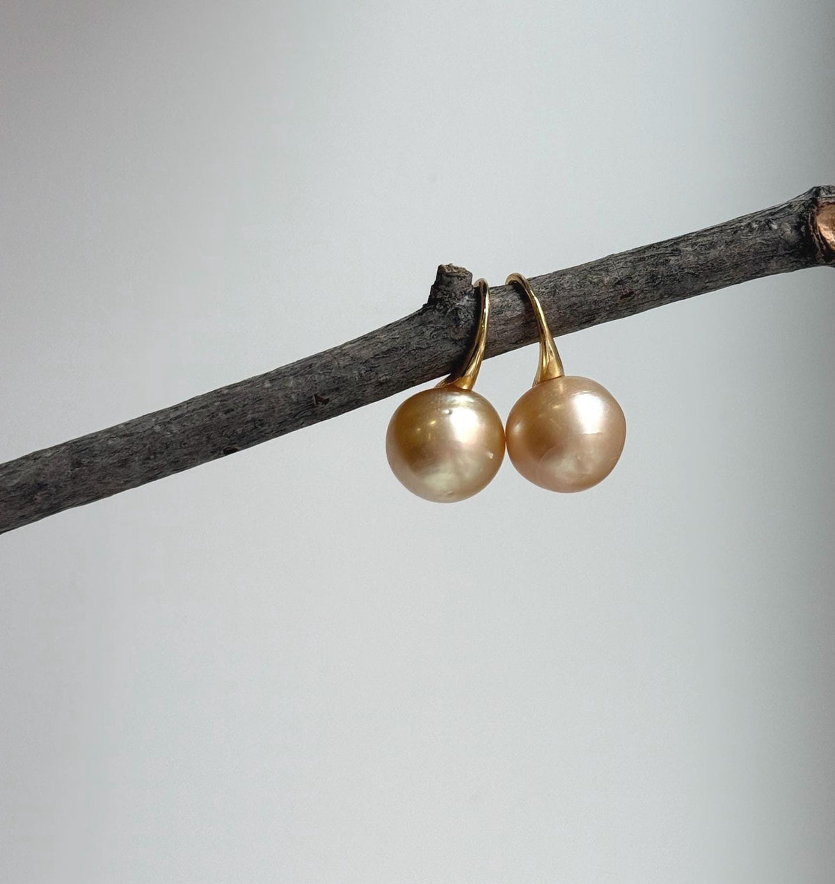 Elly’s 11.9mm Genius South sea golden ocean Pearls High-heel Earrings hooks: Extreme luster, 2.2cm high, S925 silver cool earrings.