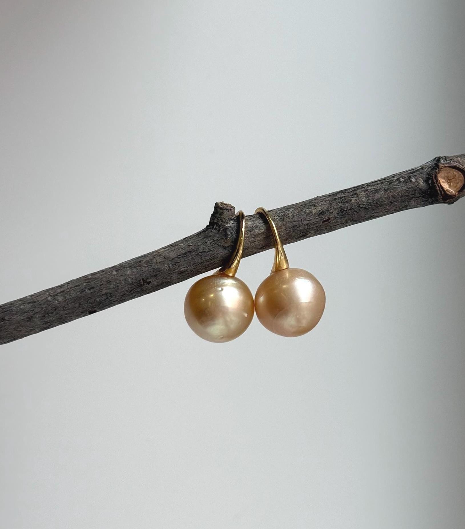 Elly’s 11.9mm Genius South sea golden ocean Pearls High-heel Earrings hooks: Extreme luster, 2.2cm high, S925 silver cool earrings.