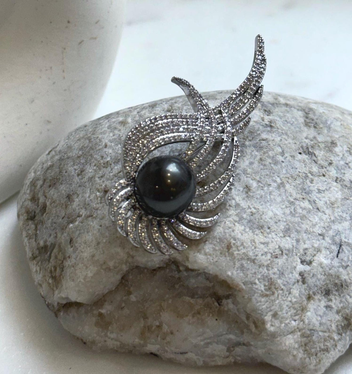 Elly’s 12.6mm Tahitian black Ocean Pearl Vintage Brooch pendant 2in1: Extreme luster mirrored, 2.7x6cm