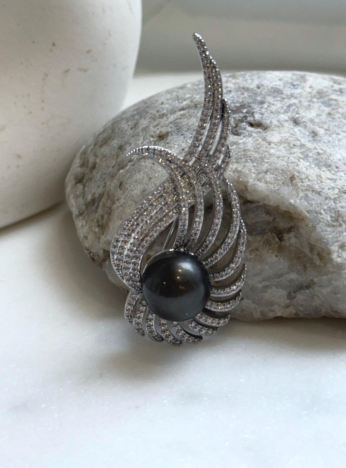 Elly’s 12.6mm Tahitian black Ocean Pearl Vintage Brooch pendant 2in1: Extreme luster mirrored, 2.7x6cm