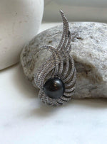 Elly’s 12.6mm Tahitian black Ocean Pearl Vintage Brooch pendant 2in1: Extreme luster mirrored, 2.7x6cm
