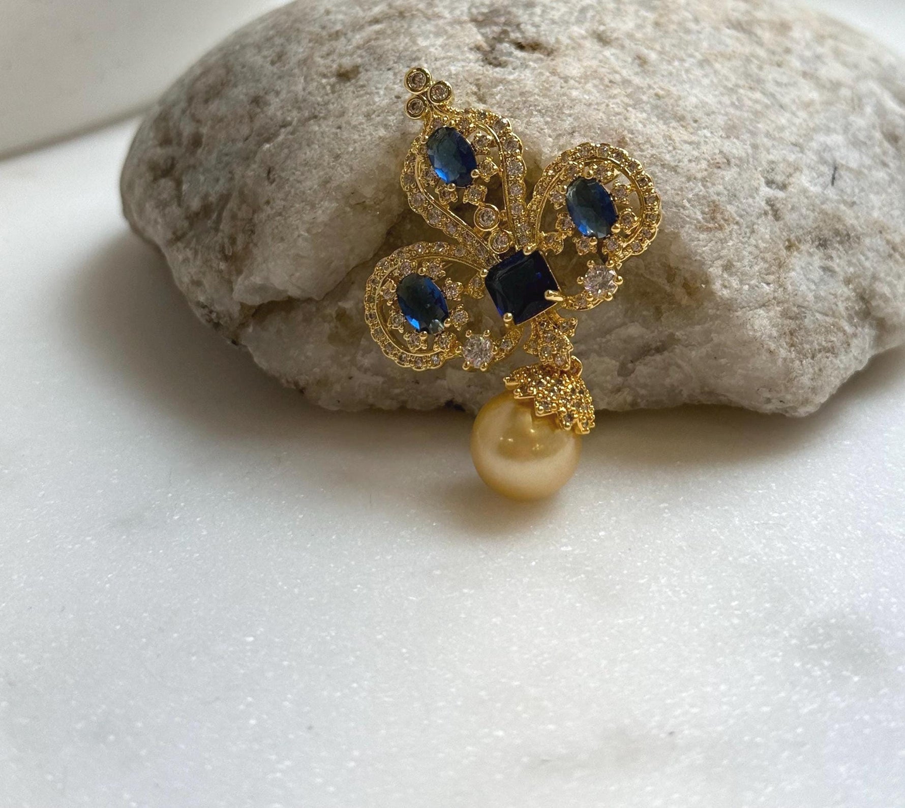 Elly’s Edison ultra golden pearl vintage brooch pendant 2in1: Extreme strong luster mirrored, 10.4mm, 3x4.6cm, daily office golden brooch