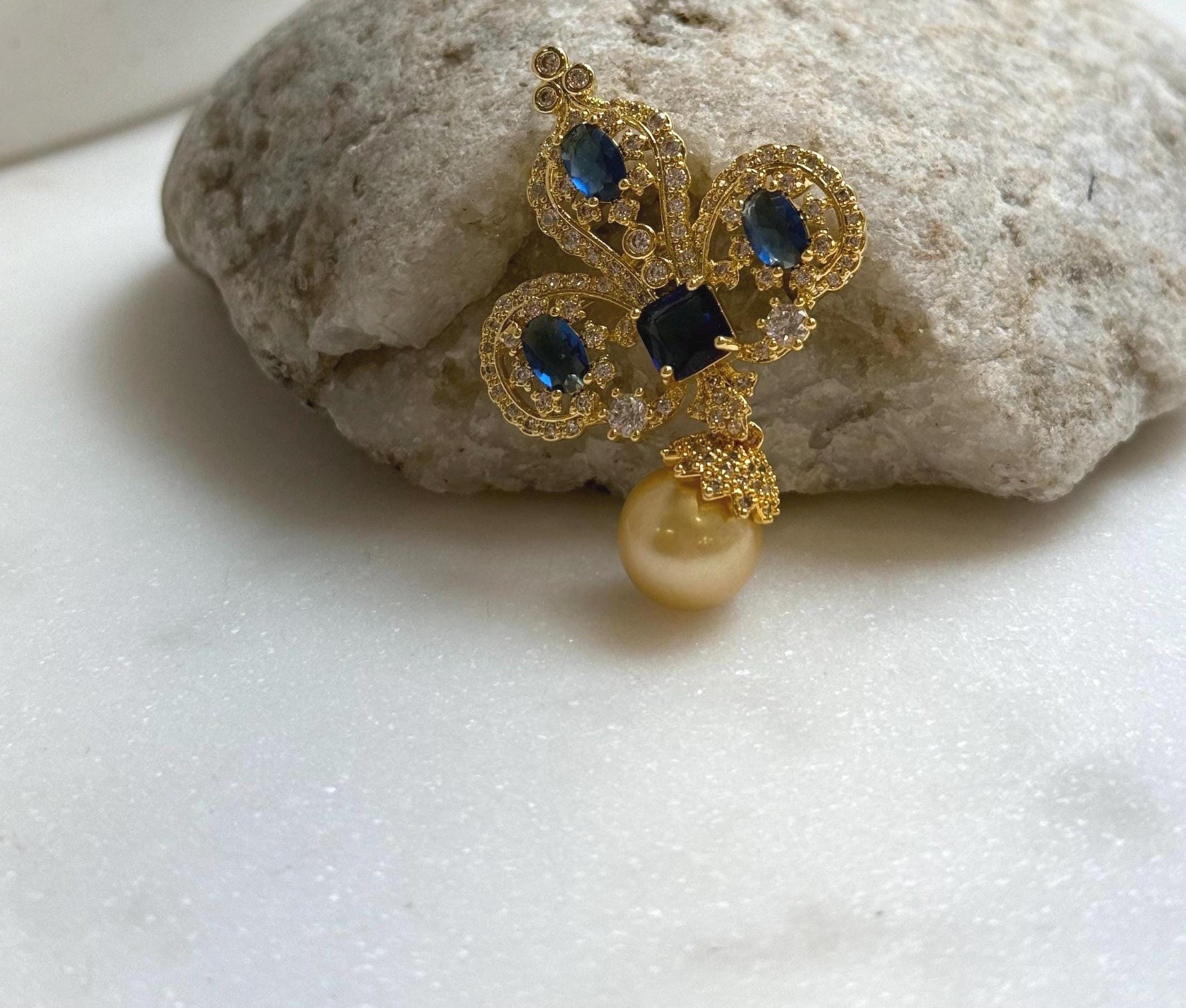 Elly’s Edison ultra golden pearl vintage brooch pendant 2in1: Extreme strong luster mirrored, 10.4mm, 3x4.6cm, daily office golden brooch